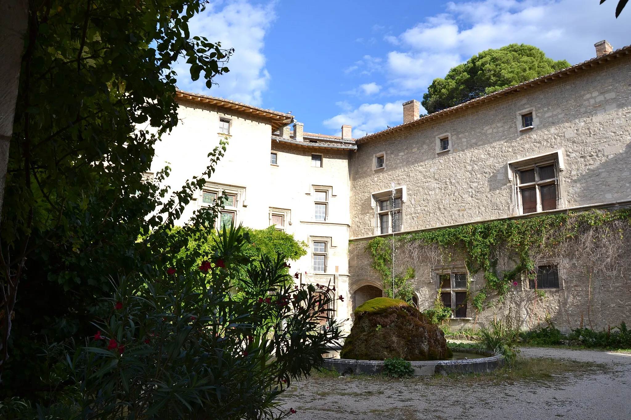 Photo showing: This building is indexed in the base Mérimée, a database of architectural heritage maintained by the French Ministry of Culture, under the reference PA00082146 .