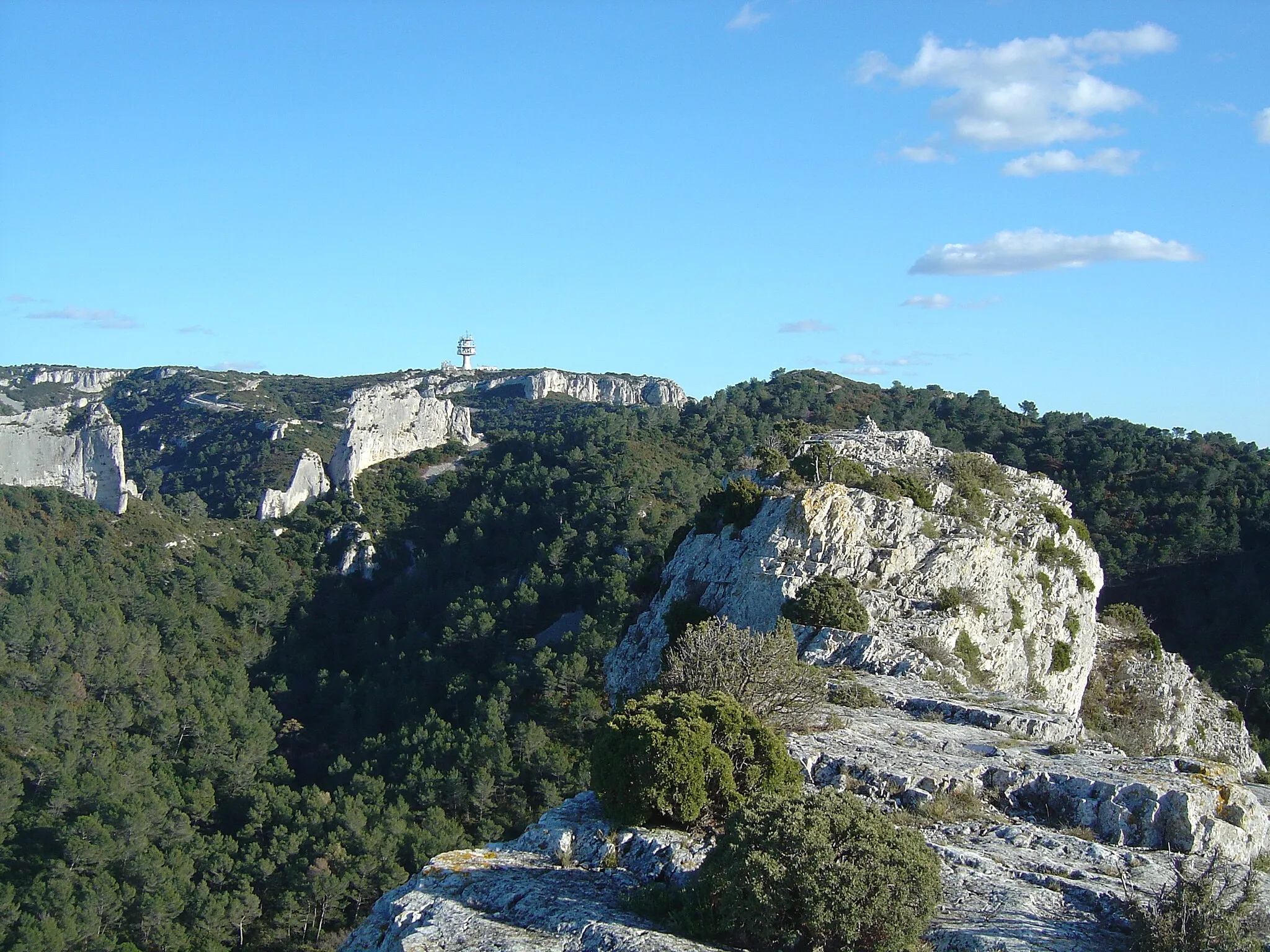 Photo showing: Vue depuis le mont Gaussier sur le plateau de la Caume et son relais (387m)