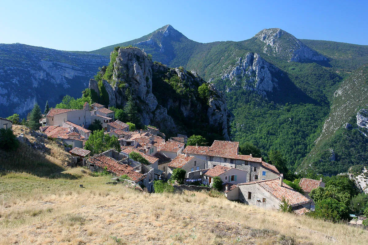 Photo showing: The village of Rougon in the Department of Alpes-de-Haute-Provence, France.
