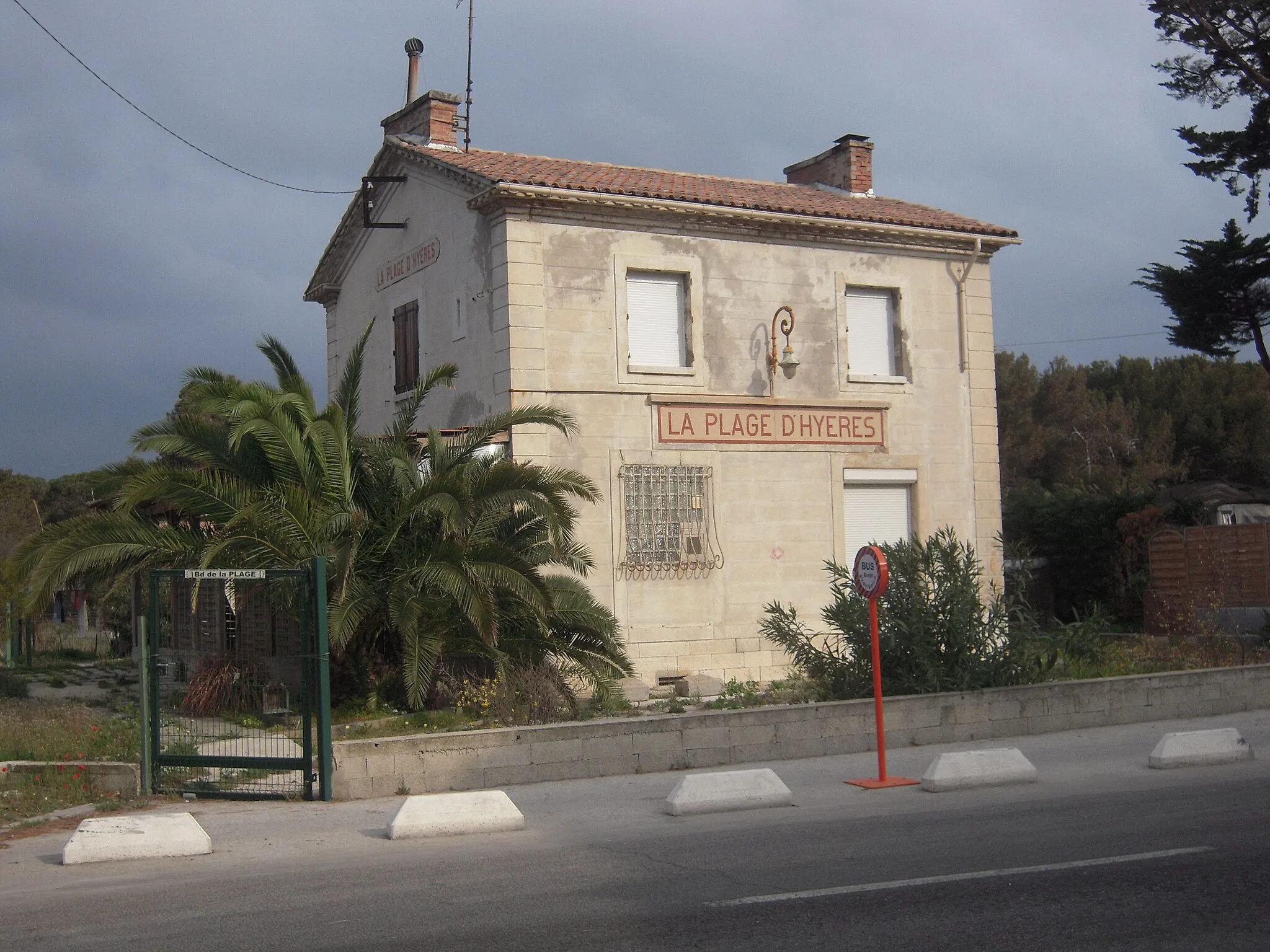 Photo showing: Ancien bâtiment des voyageurs de la gare de la Plage-d'Hyères, Var, France.

La Plage d'Hyères était desservie par une petite gare de quatrième classe encore debout et bien restaurée.