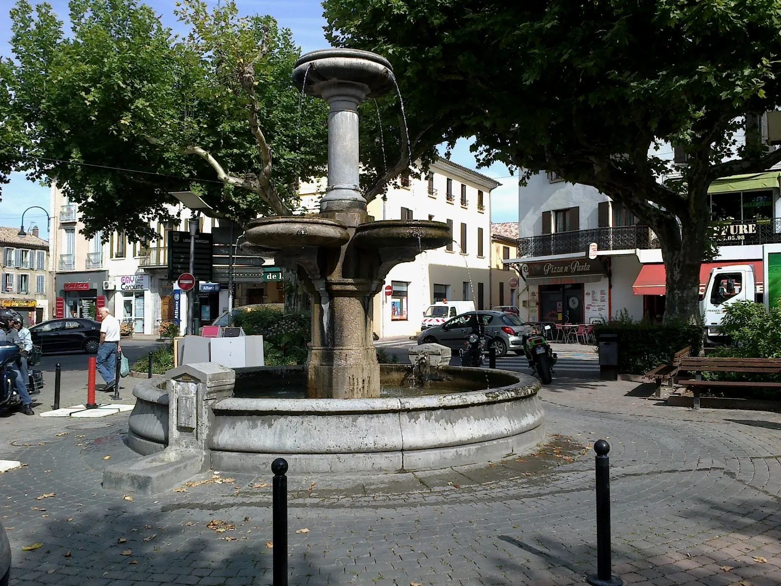 Photo showing: Laragne-Monteglin Place De La Fontaine