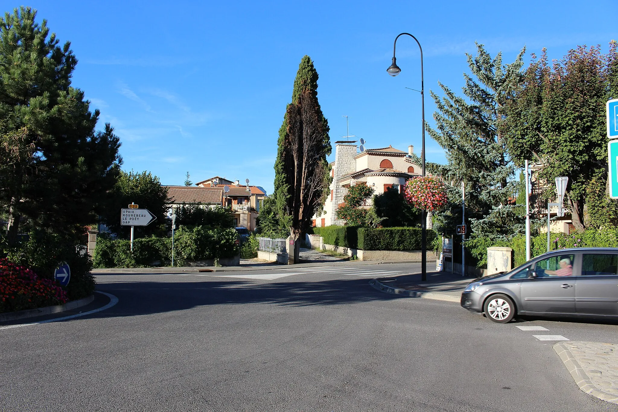 Photo showing: Ларань-Монтеглен. На проспекте Прованс (av. de Provence).