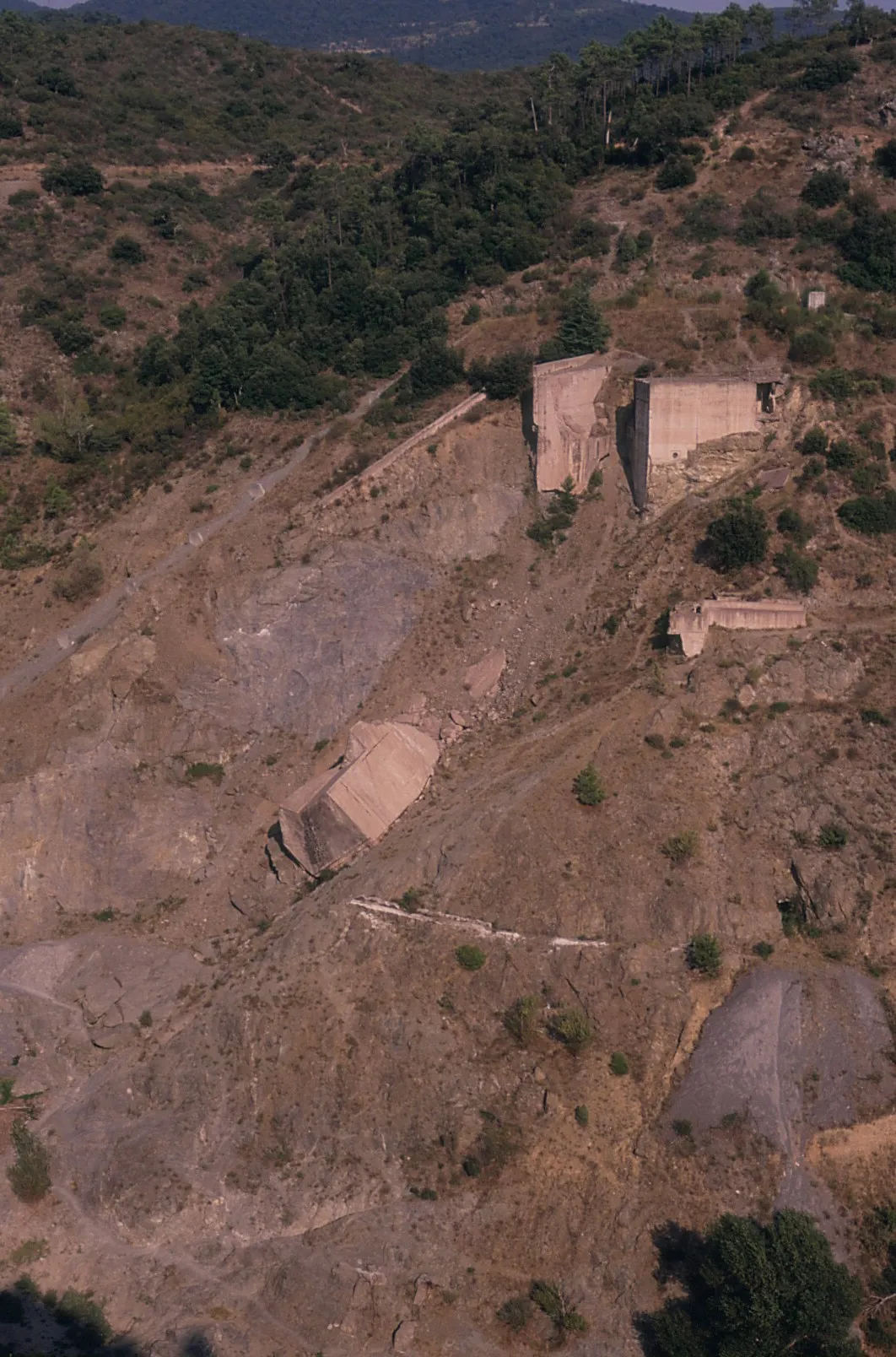 Photo showing: Malpasset - remains of broken dam