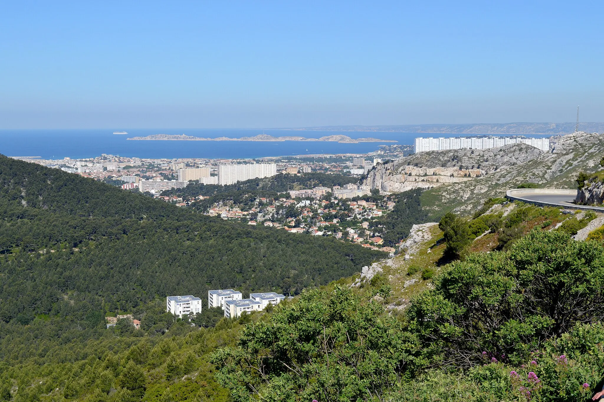 Photo showing: View of Marseille from Col de la Gineste, 2015