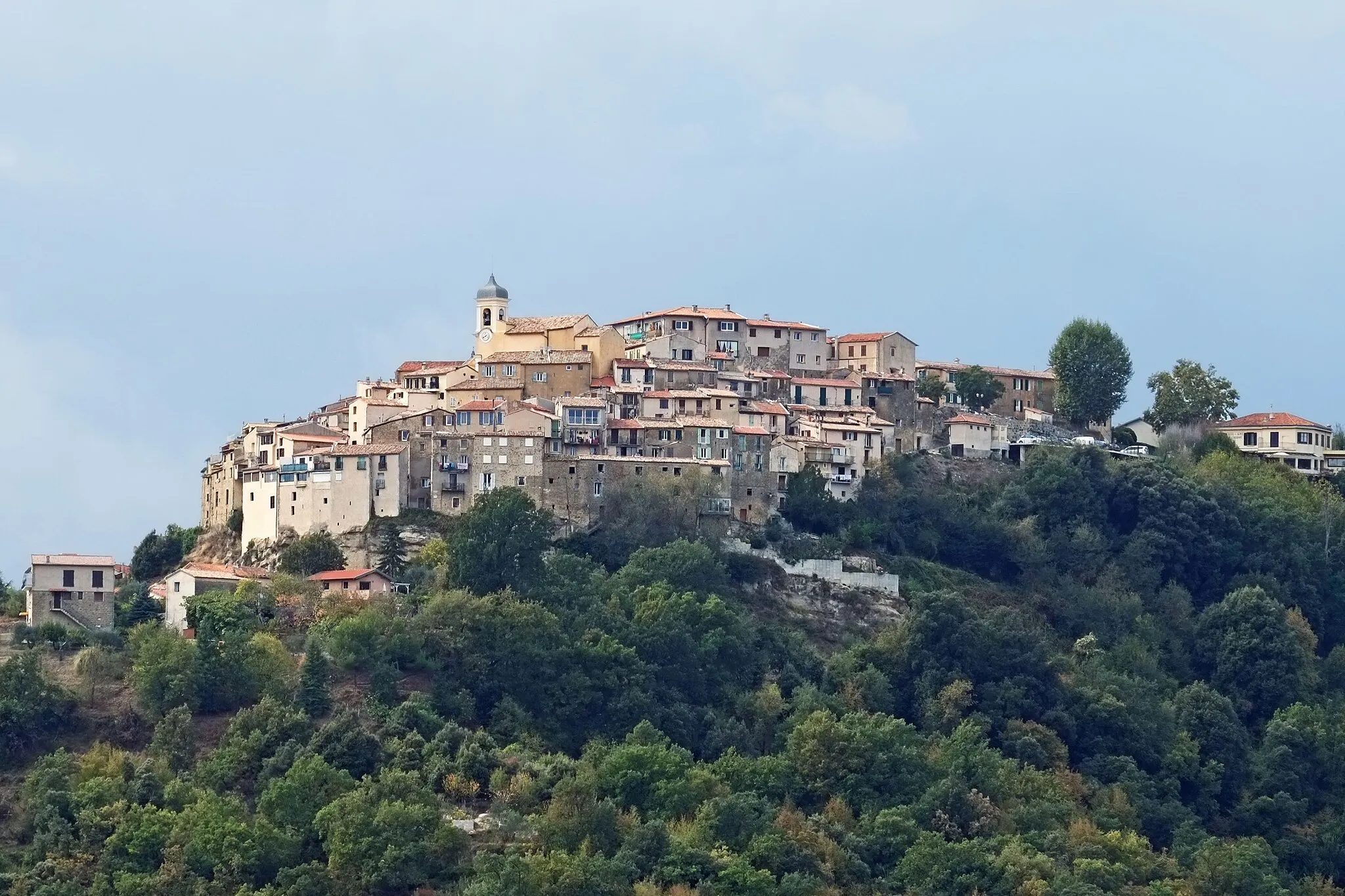 Photo showing: Vue du village de Berre-les-Alpes depuis la colline de Pissandrus.