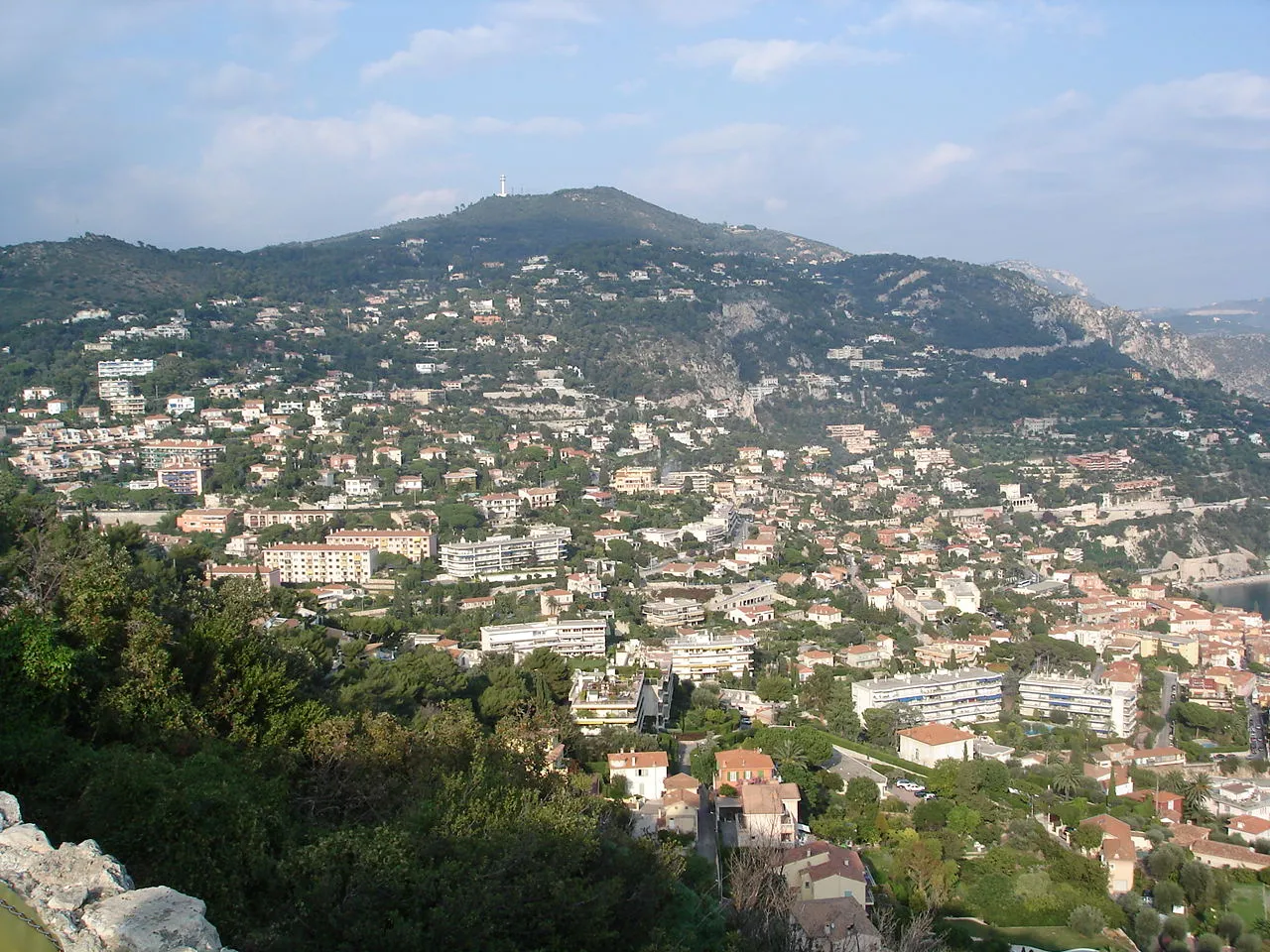 Photo showing: Vue générale de Villefranche-sur-mer avec au fond le Mont Leuze et le Plateau Saint-Michel