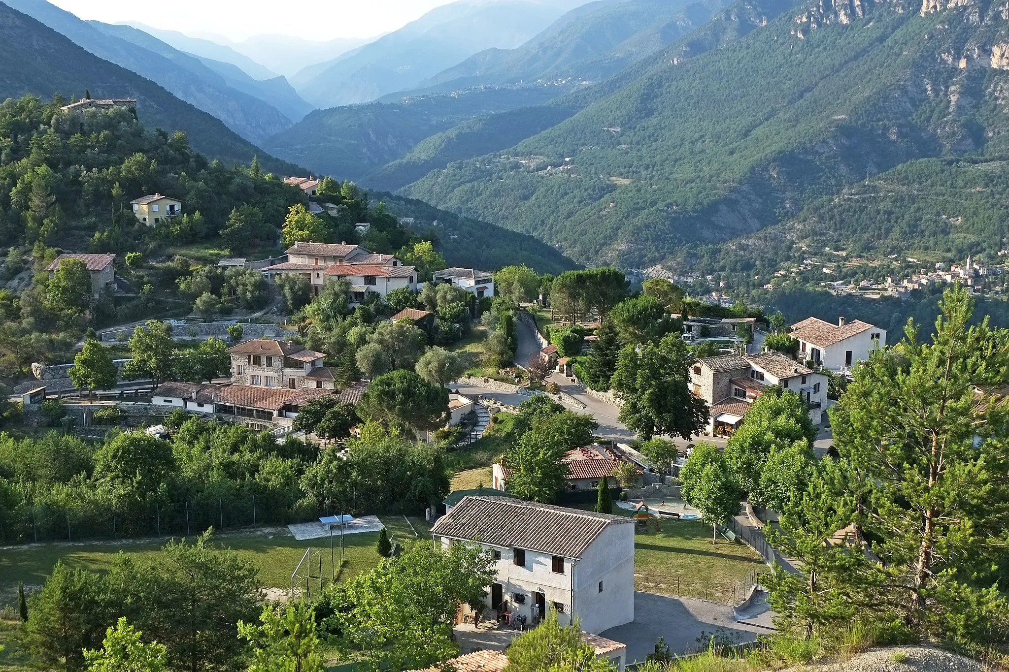 Photo showing: Vue du village de Tournefort depuis le chemin du Vieux Village.