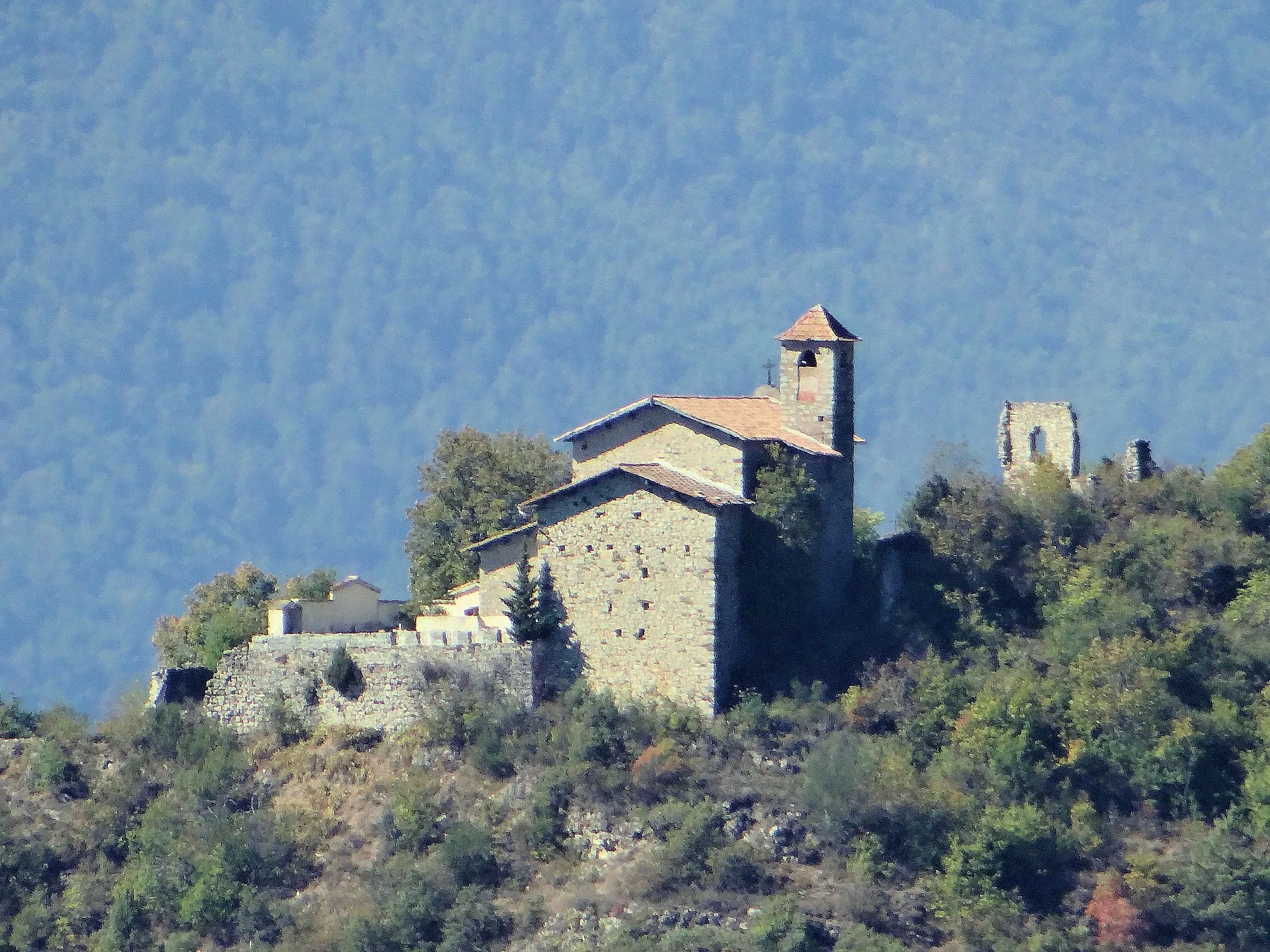 Photo showing: Tournefort (Alpes-Maritimes) - Eglise du vieux village et ruines vues de La Tour