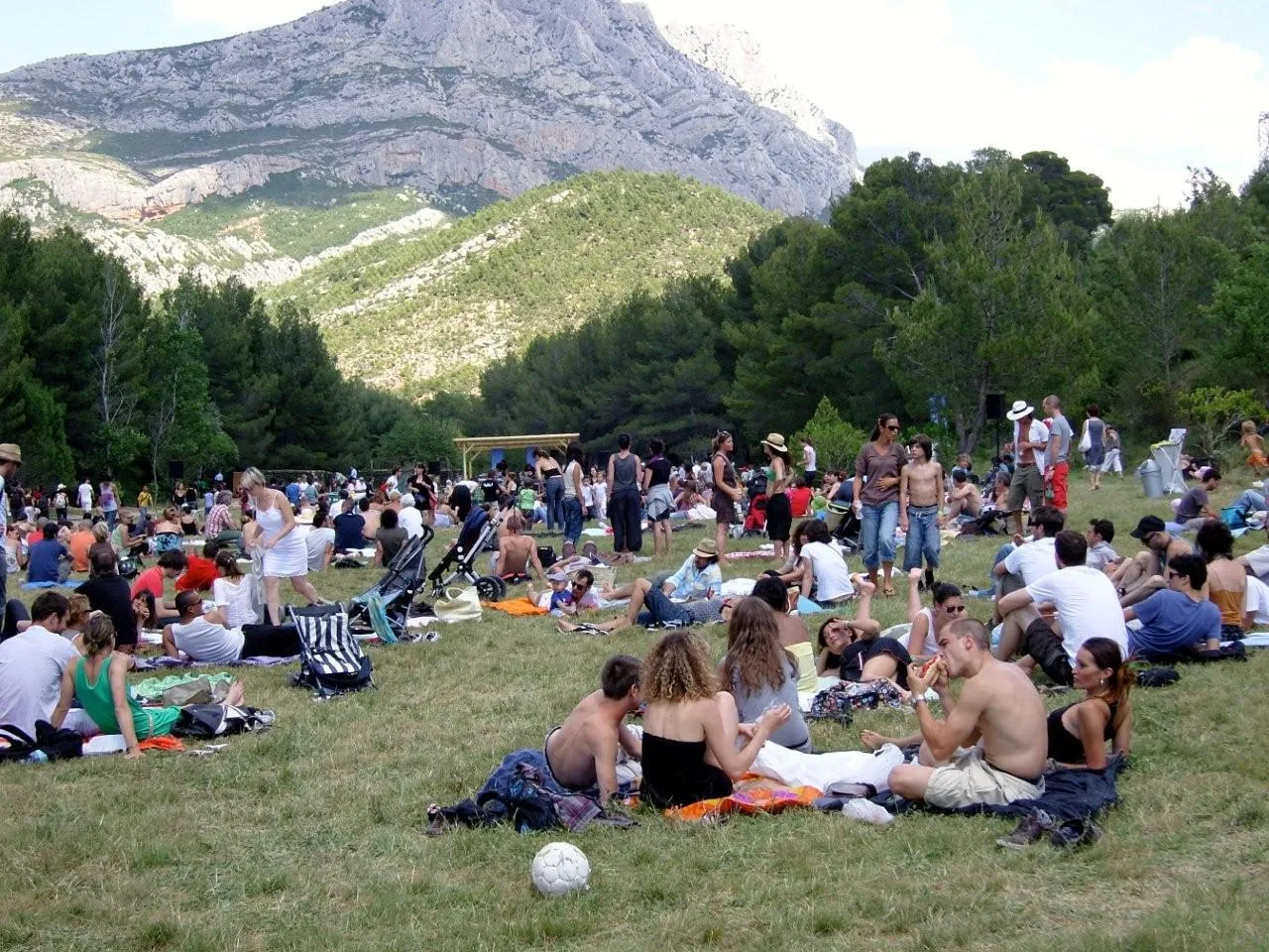 Photo showing: Beaurecueil : Vue de l'Aire Libre à Roques-Hautes, au pied de la Sainte-Victoire.