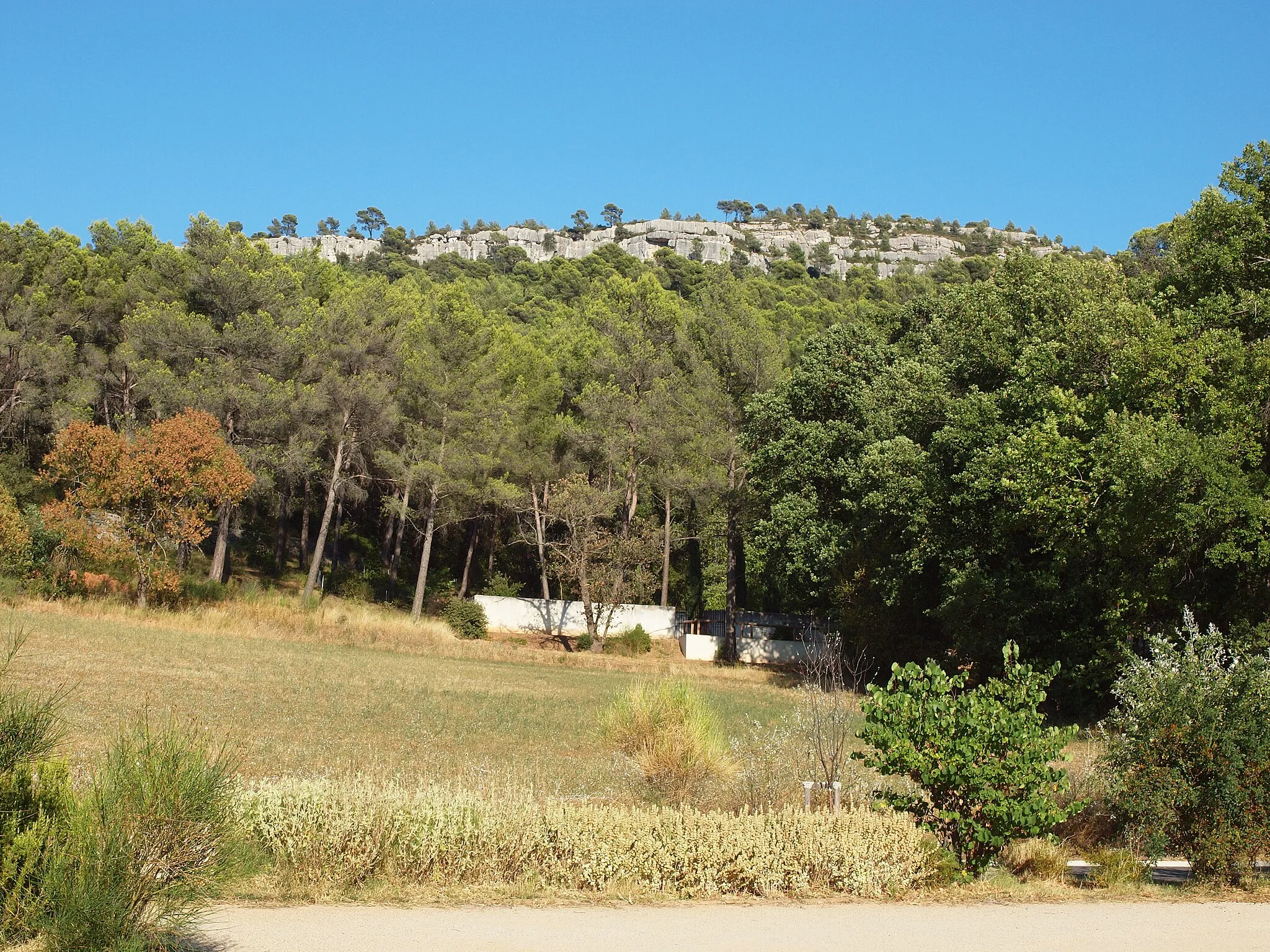 Photo showing: Beaurecueil (Bouches-du-Rhône, France) : abrupt du plateau du Cengle.