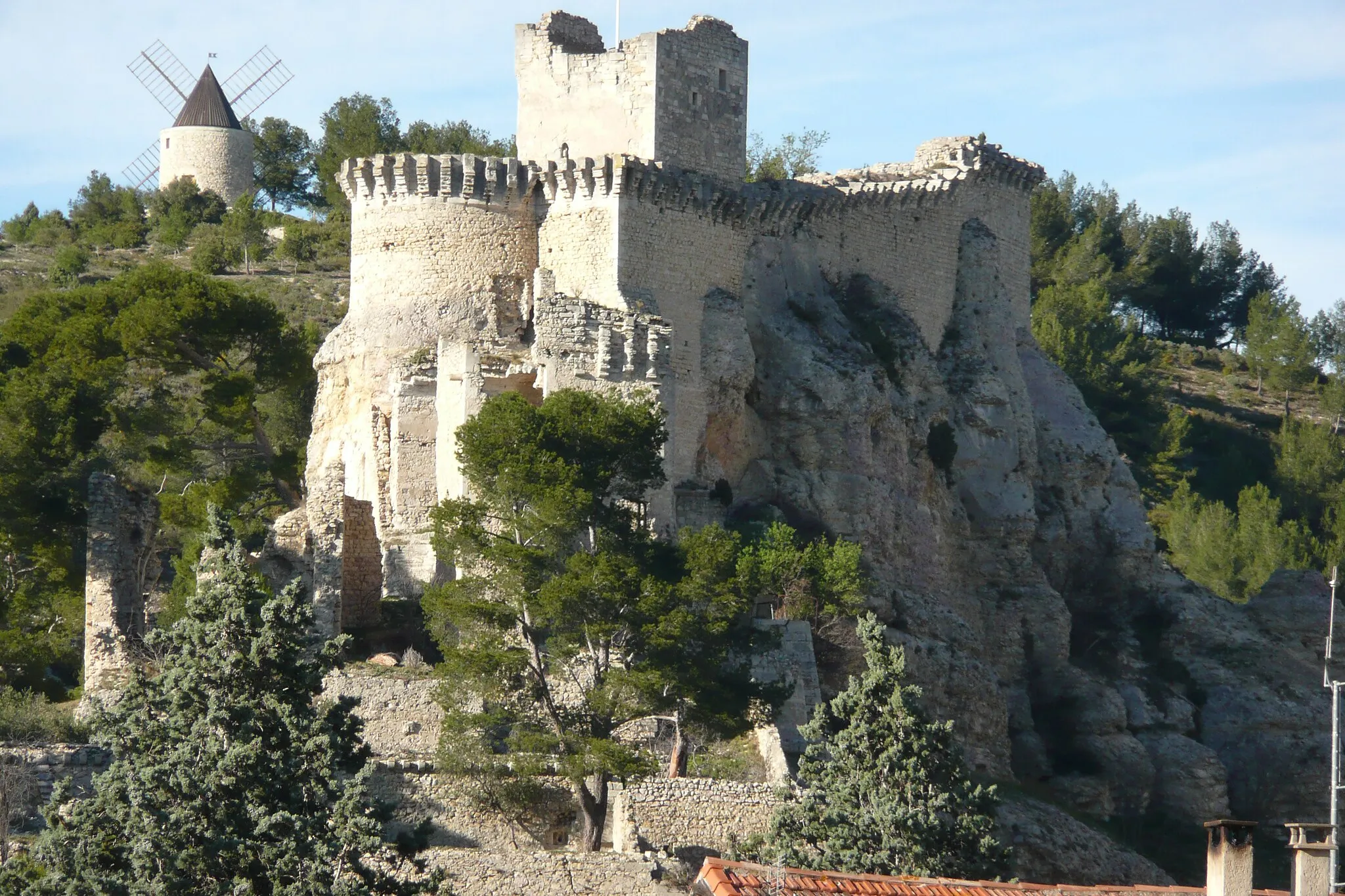 Photo showing: Chapelle Saint Marcellin et moulin Bonnet à Boulbon.