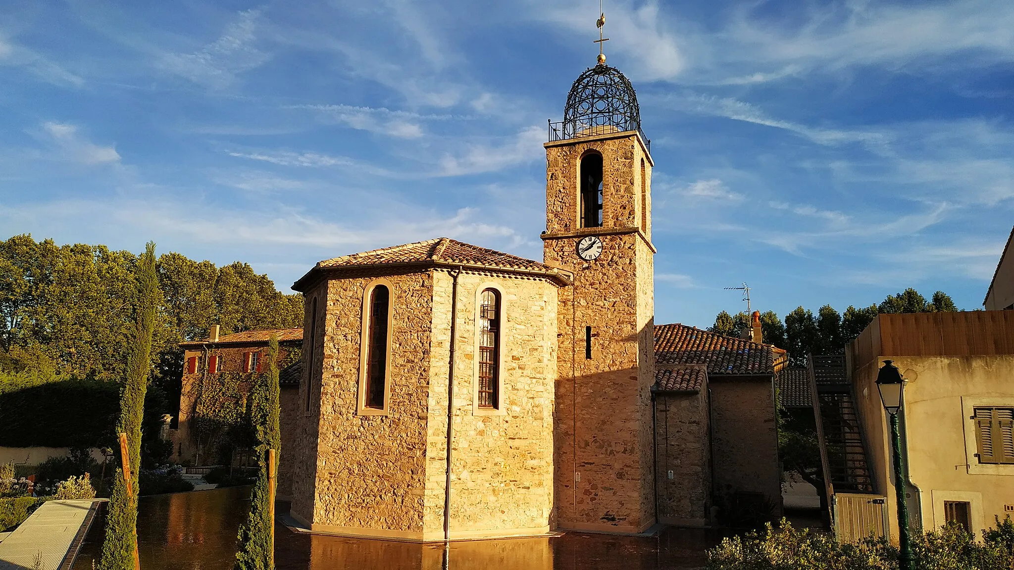 Photo showing: Soleil couchant à Chateauneuf le rouge