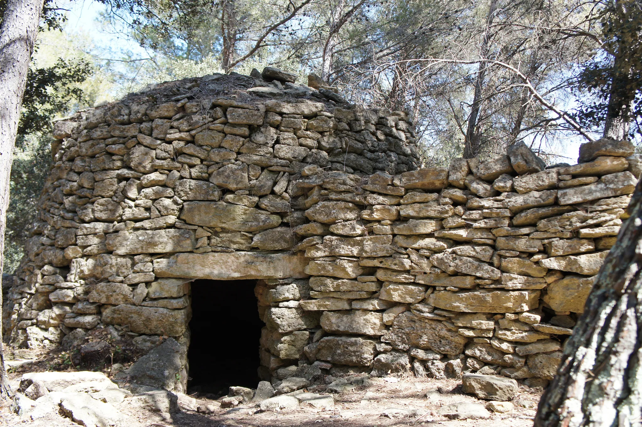 Photo showing: Borie et mur de pierre sèche à Cornillon-Confoux