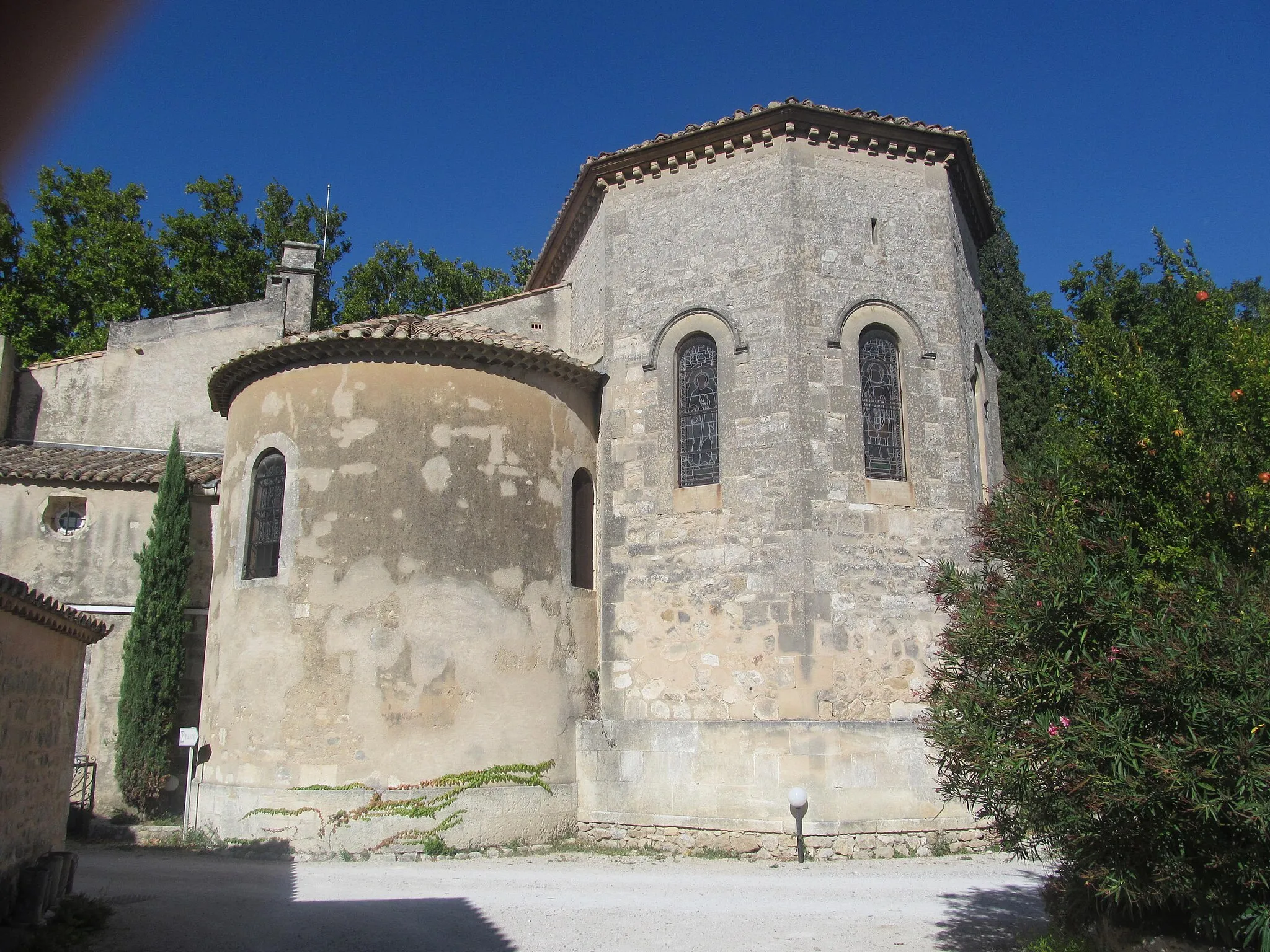 Photo showing: Paradou (France) Apses of the Church