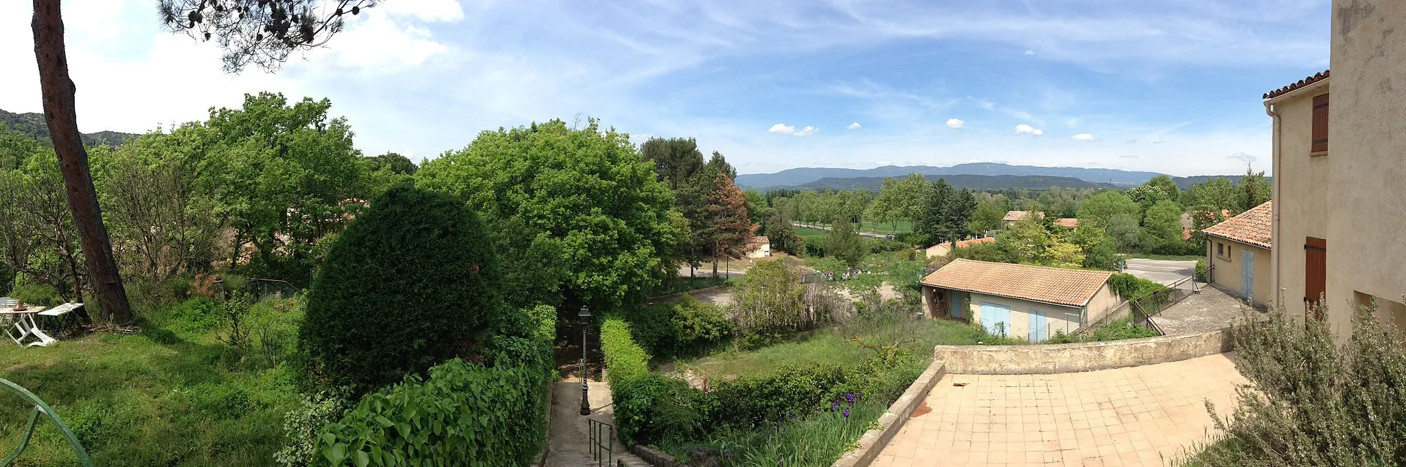 Photo showing: Panoramique de Saint Esteve Janson
photographié par Yannick Grassi

Saint-Estève-Janson 13610 FRANCE