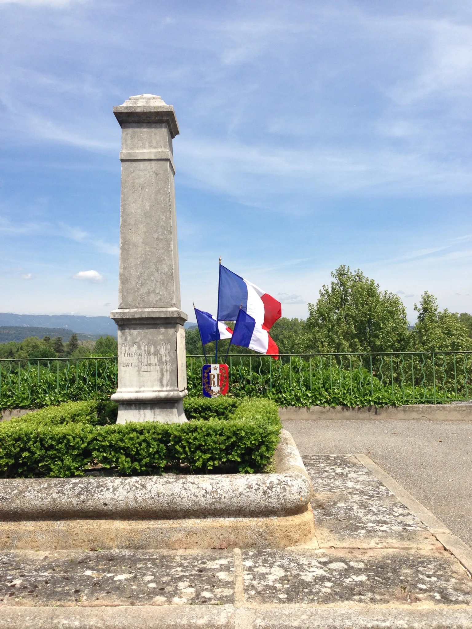 Photo showing: Le monument aux morts
photographié par Yannick Grassi

Saint-Estève-Janson 13610 FRANCE