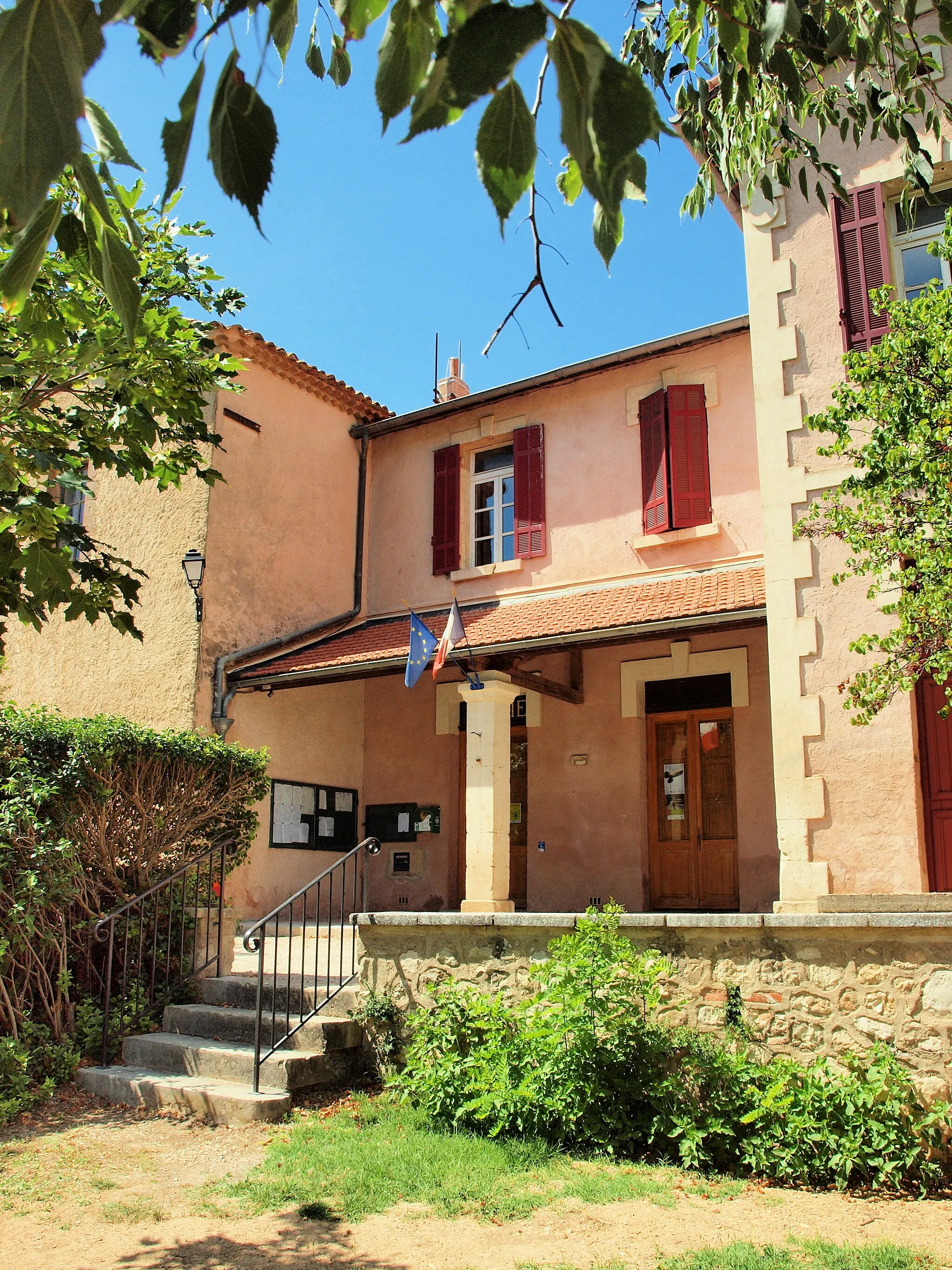 Photo showing: Saint-Antonin-sur-Bayon (Bouches-du-Rhône, France) ; la mairie entre le bâtiment de l'église, à gauche, & celui de l'école, à droite.