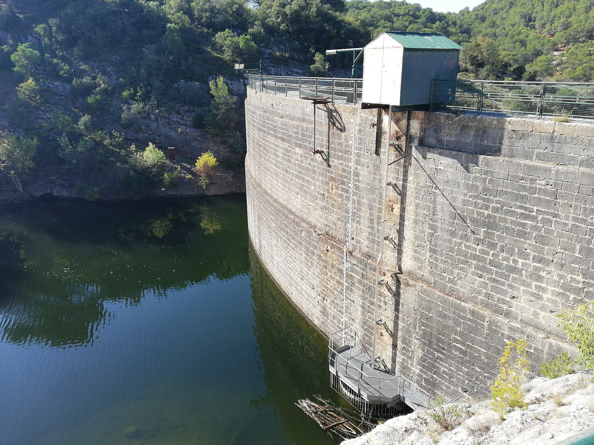 Photo showing: Arrière du barrage de Zola, Saint-Marc-Jaumegarde, Bouches-du-Rhône, Provence-Alpes-Côte d'Azur, France