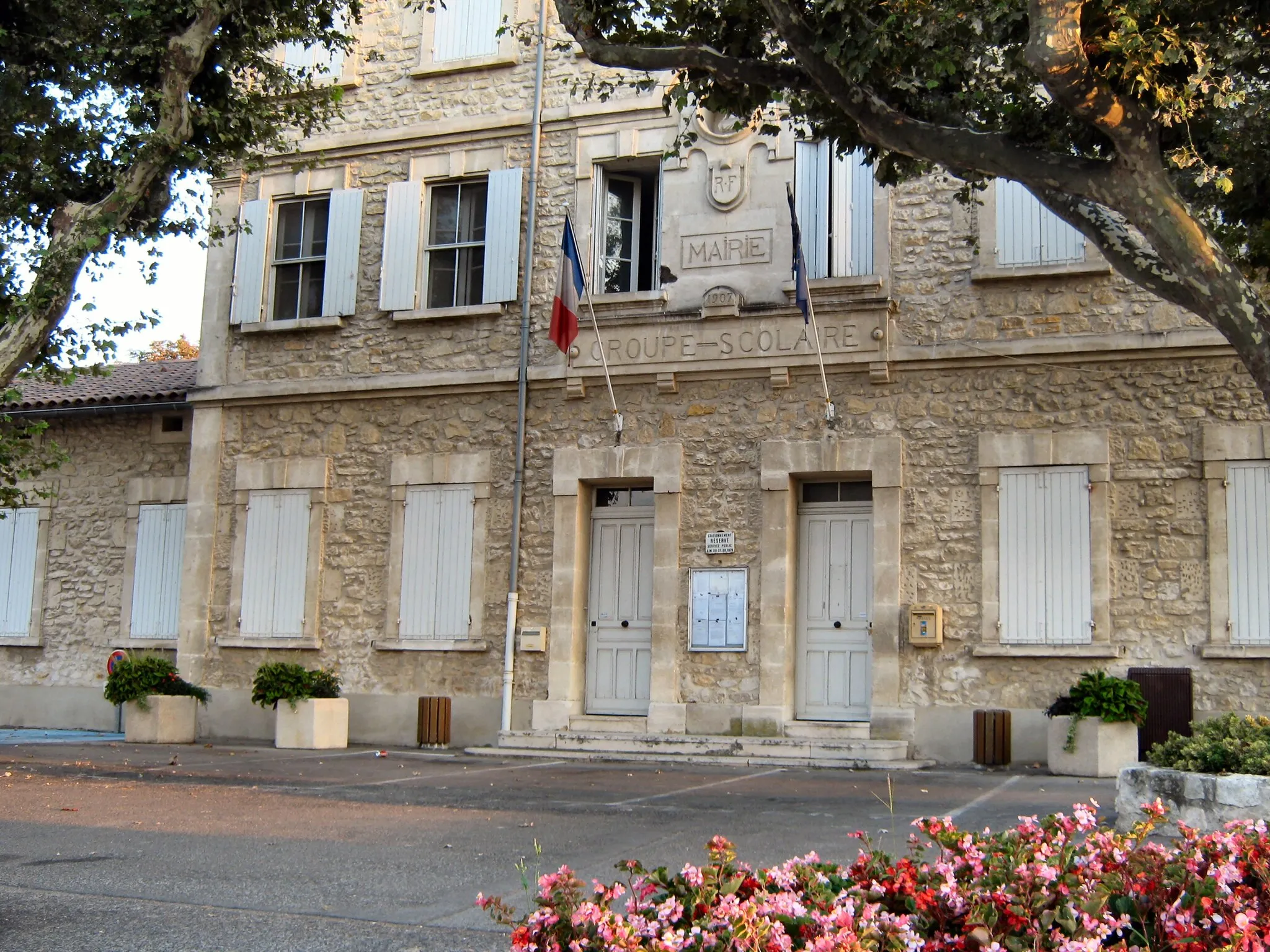 Photo showing: Town hall of Saint-Étienne-du-Grès (Bouches-du-Rhône, France)