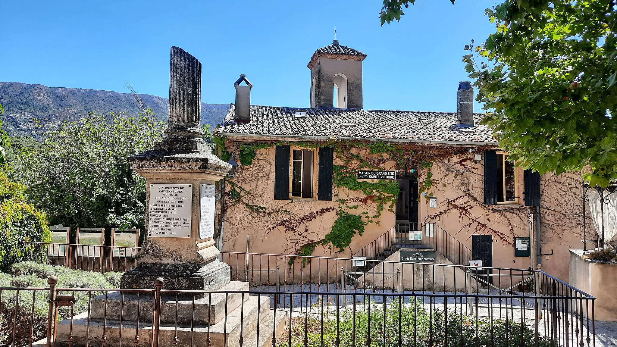 Photo showing: Maison du Grand Site Sainte-Victoire à Vauvenargues