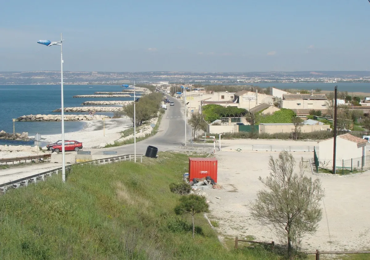 Photo showing: Le hameau du Jaï sur la commune de Châteauneuf-les-Martigues. A gauche l'étang de Berre, à droite l'étang de Bolmon.