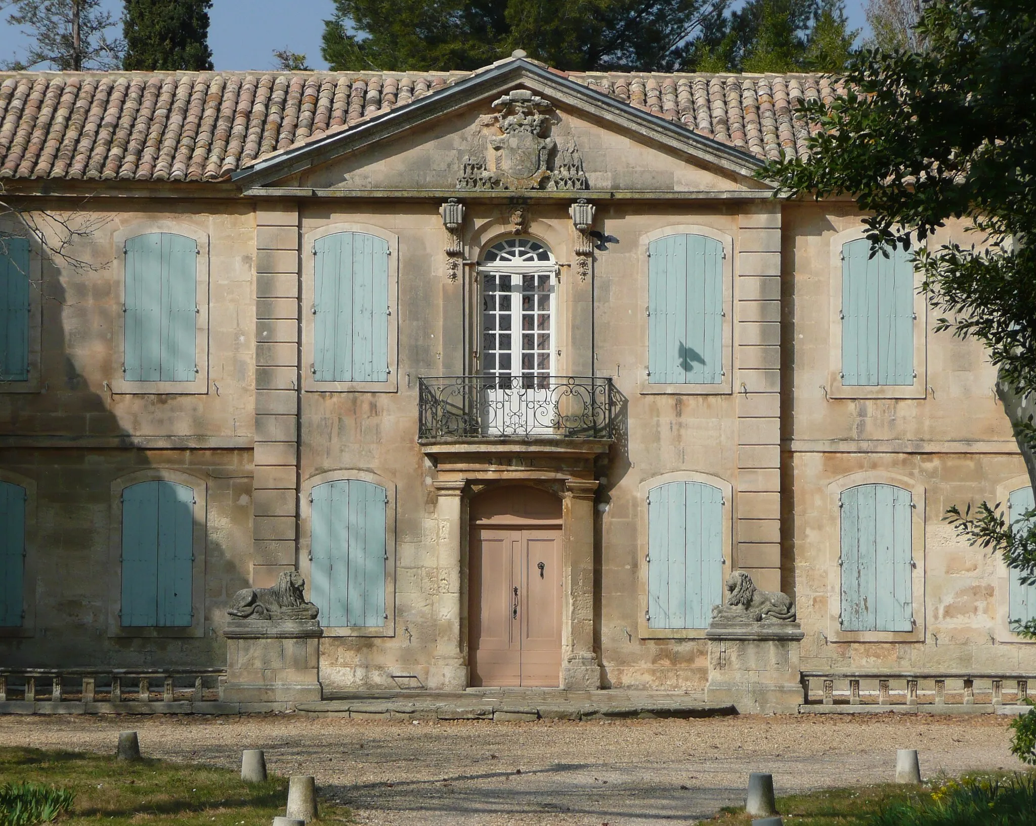 Photo showing: Château de la Jansonne, Arles (13), hameau de Balarin: façade & toiture du début 18e siècle.