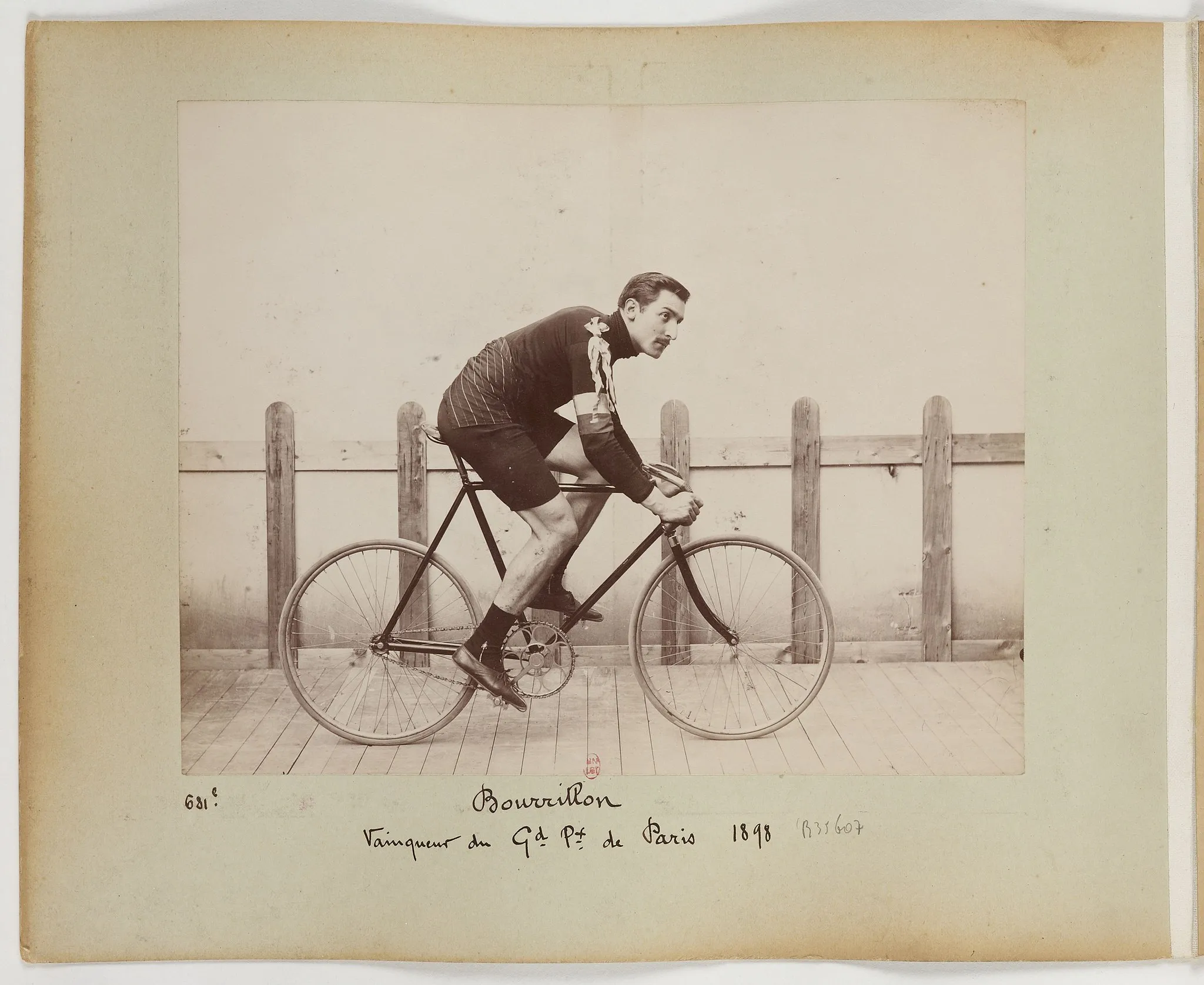 Photo showing: [Collection Jules Beau. Photographie sportive] : T. 11. Années 1898, 1899 et 1900 / Jules Beau : F. 1v. Bourrillon, vainqueur du Grand Prix de Paris, 1898;