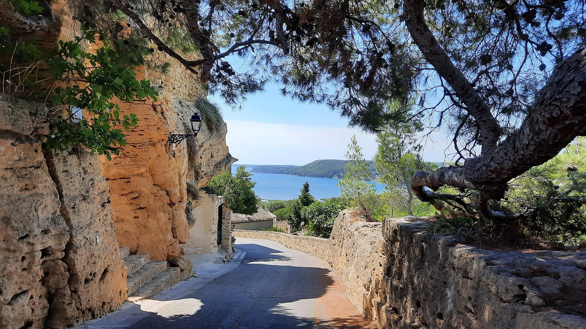 Photo showing: Ruelle de Miramas-le-Vieux et vue sur l'étang de Berre (Bouches-du-Rhône)