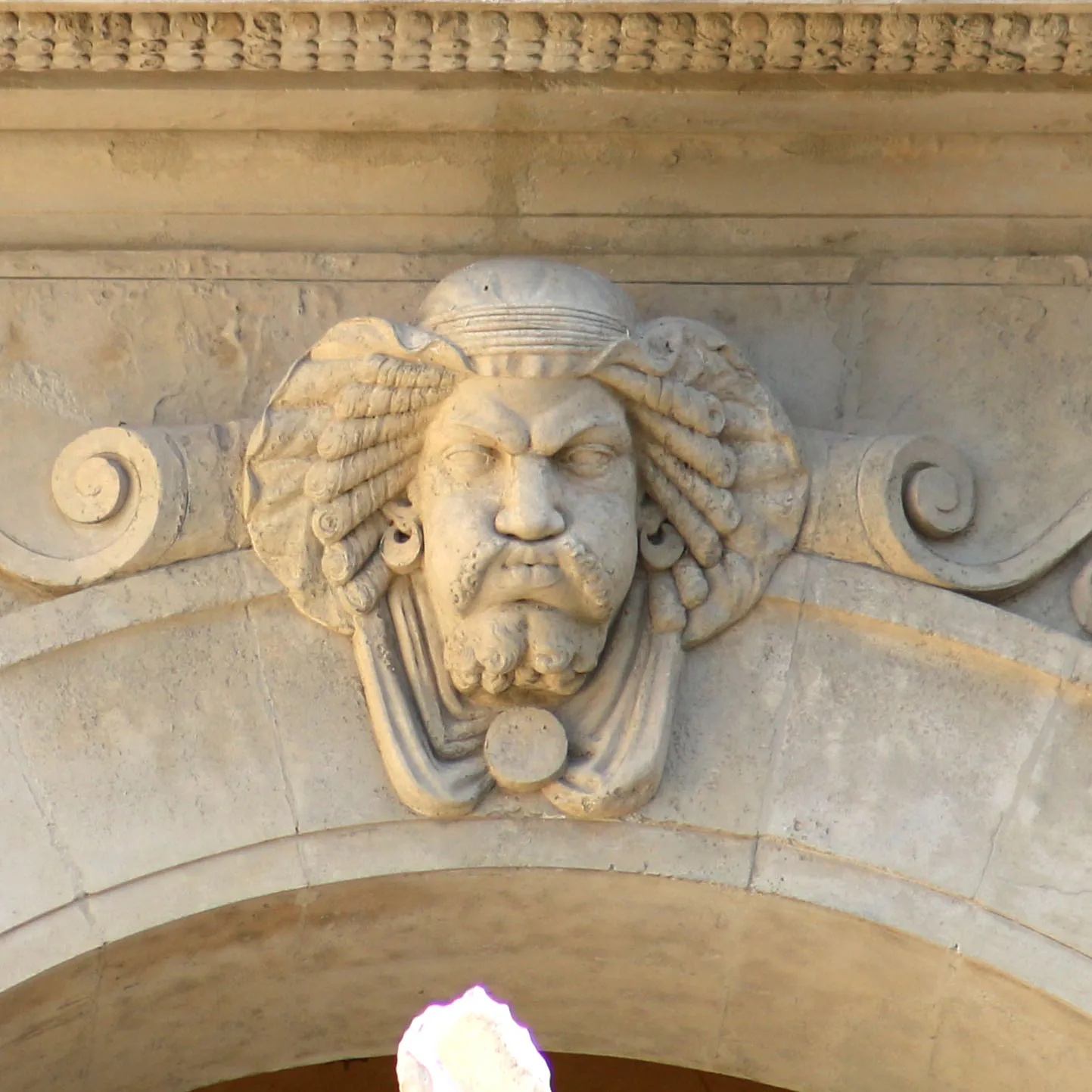 Photo showing: Un des quatre Mascarons représentant les quatre vents ornant les clefs des arcs du château d’eau du palais Longchamp à Marseille.