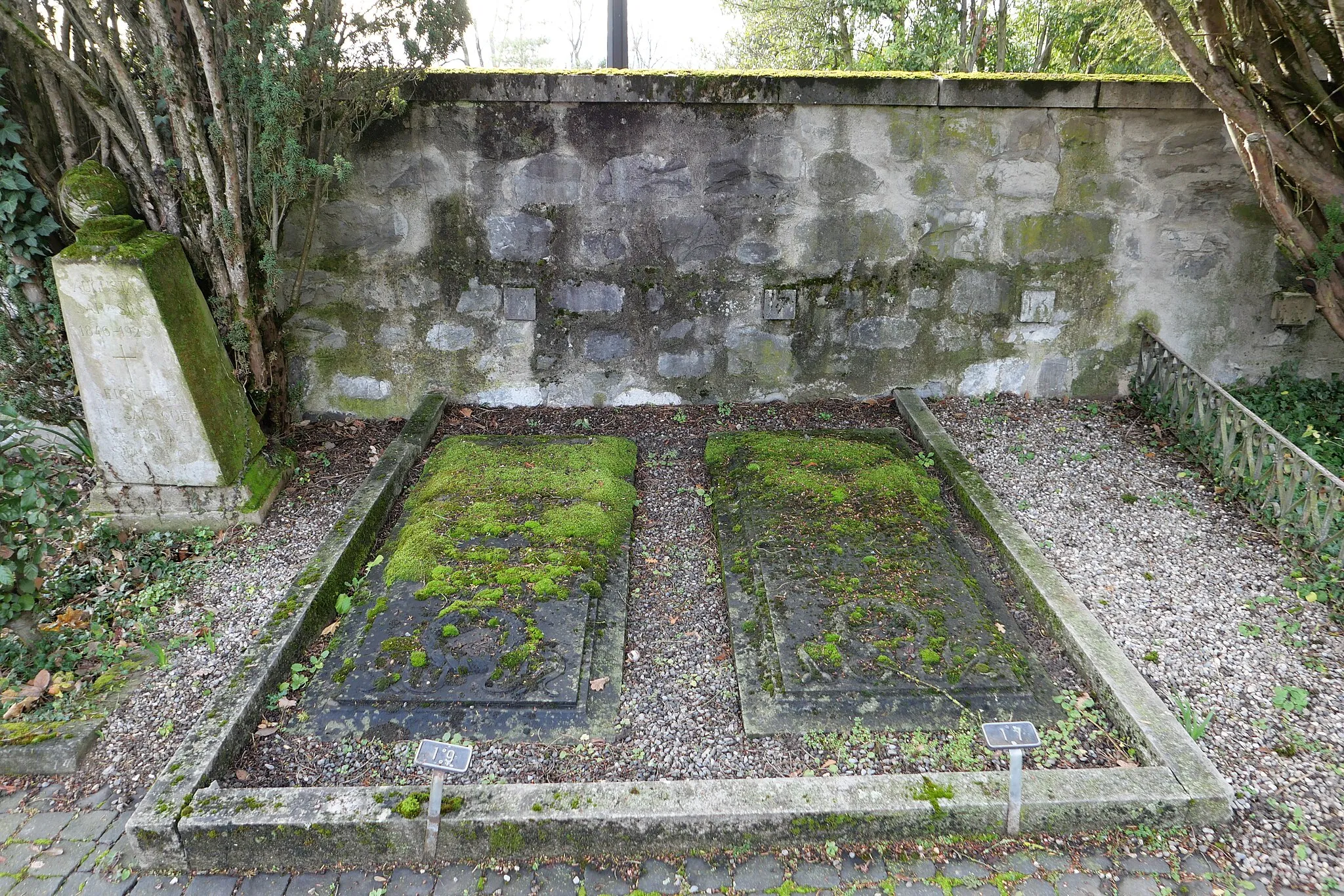 Photo showing: The tombs of Swiss advocate Ernest Picot (1853-1921), who served as president of the Federal Supreme Court of Switzerland, and on the left side of his wife Camille Caroline, née Chauvet (1861-1940) at the New Cemetery of Cologny in the canton of Geneva.