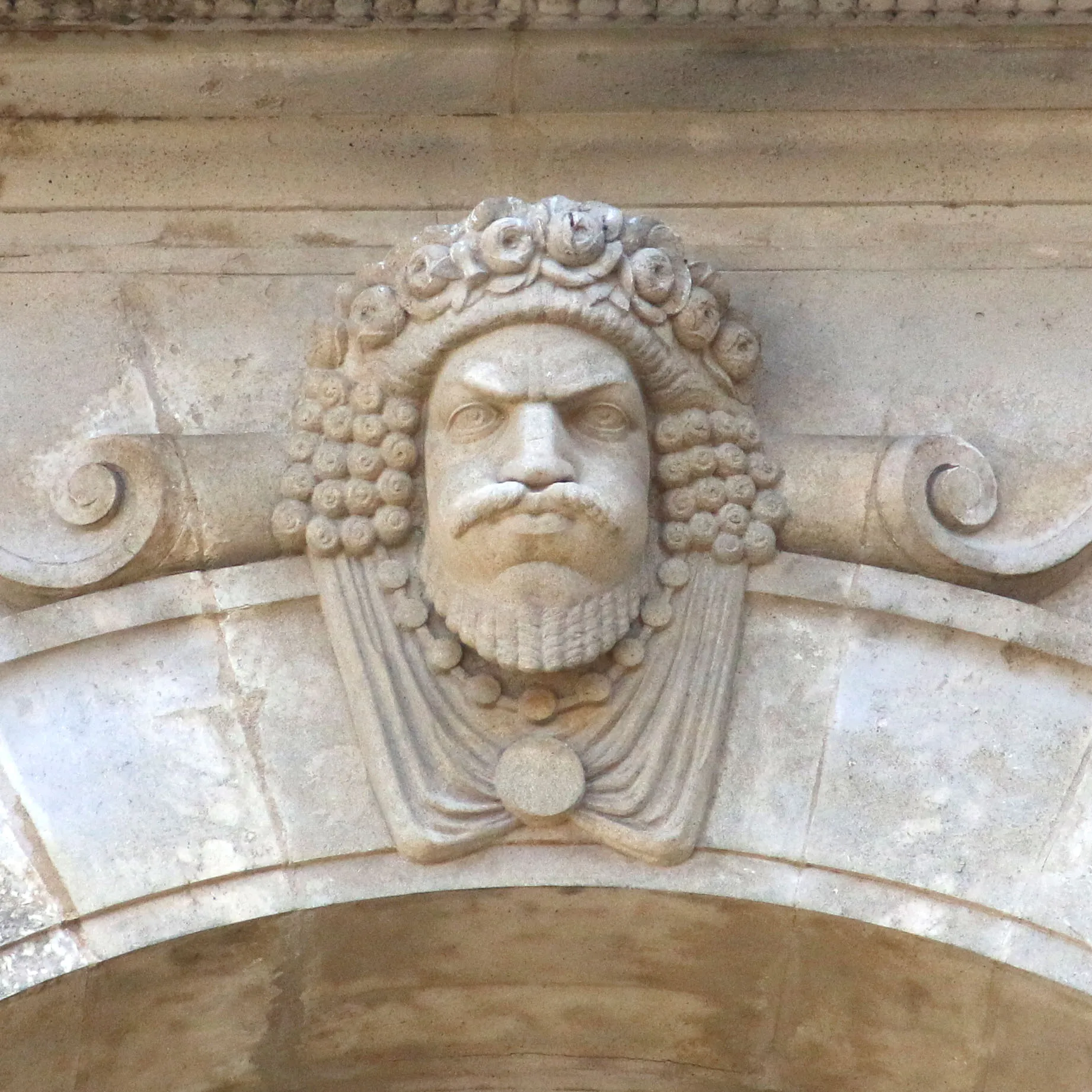Photo showing: Un des quatre Mascarons représentant les quatre vents ornant les clefs des arcs du château d’eau du palais Longchamp à Marseille.