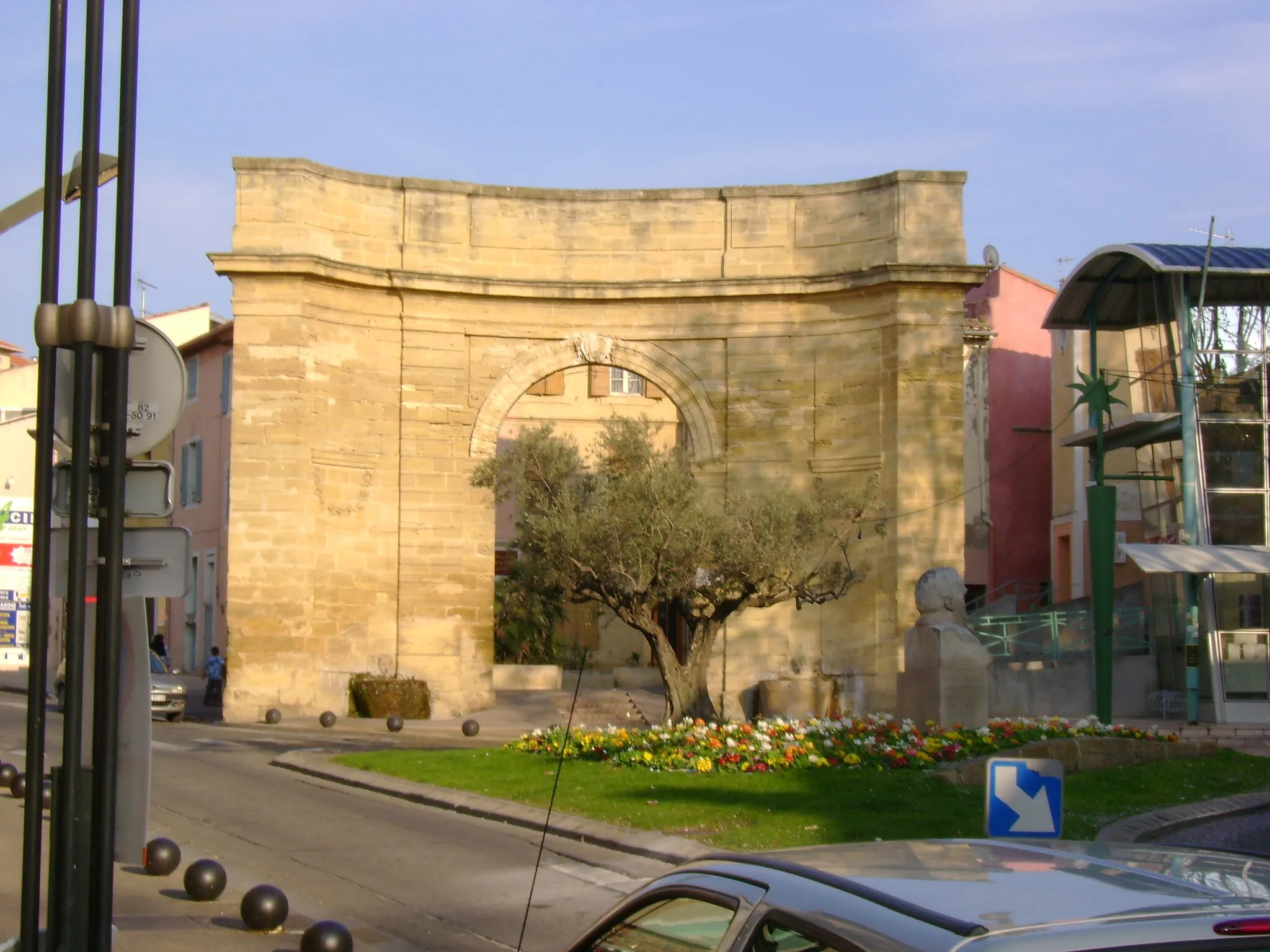 Photo showing: Porte d'Arles au centre ville l'Istres.