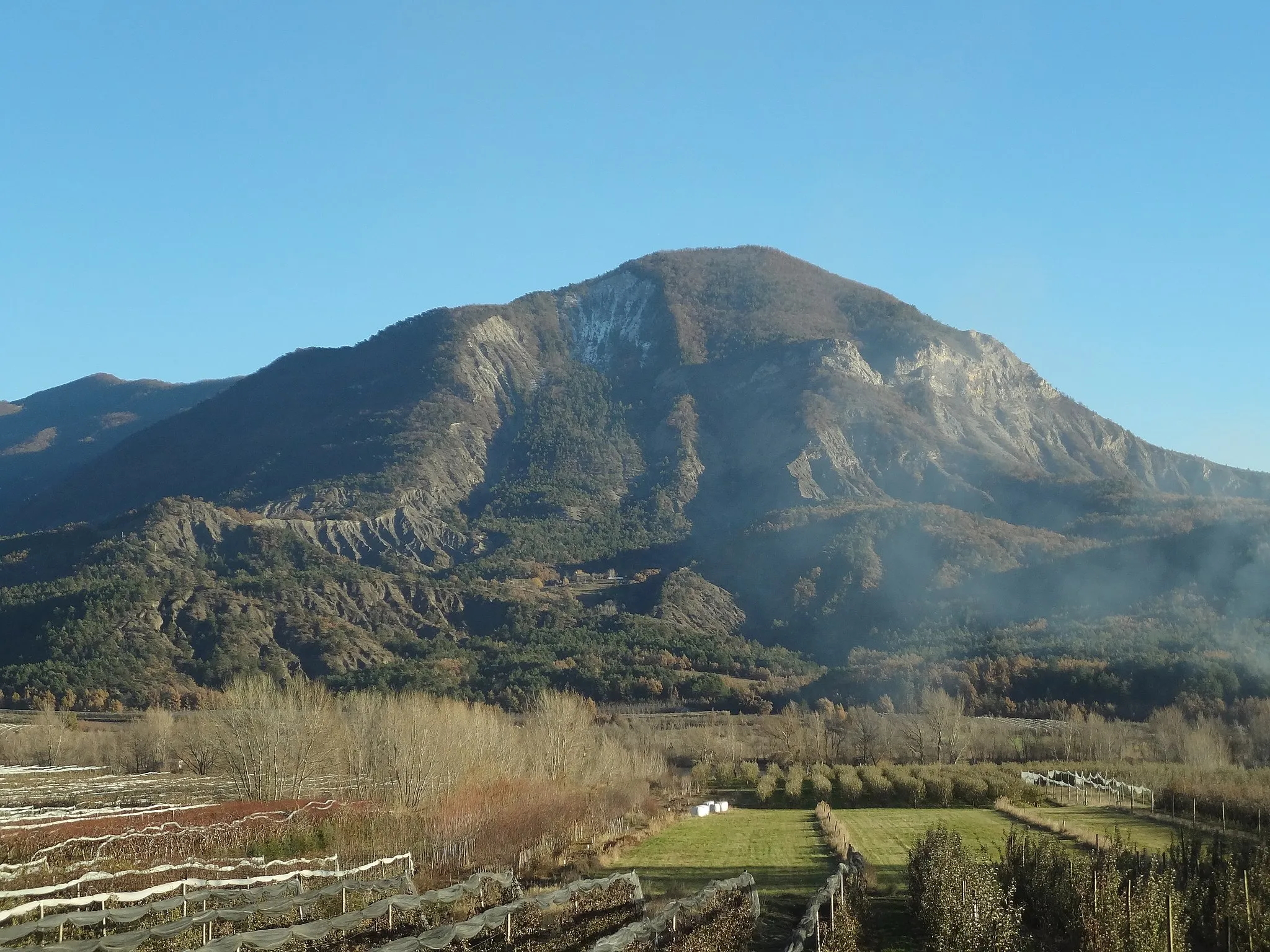 Photo showing: Montagne de la commune de Claret, 1256 m.