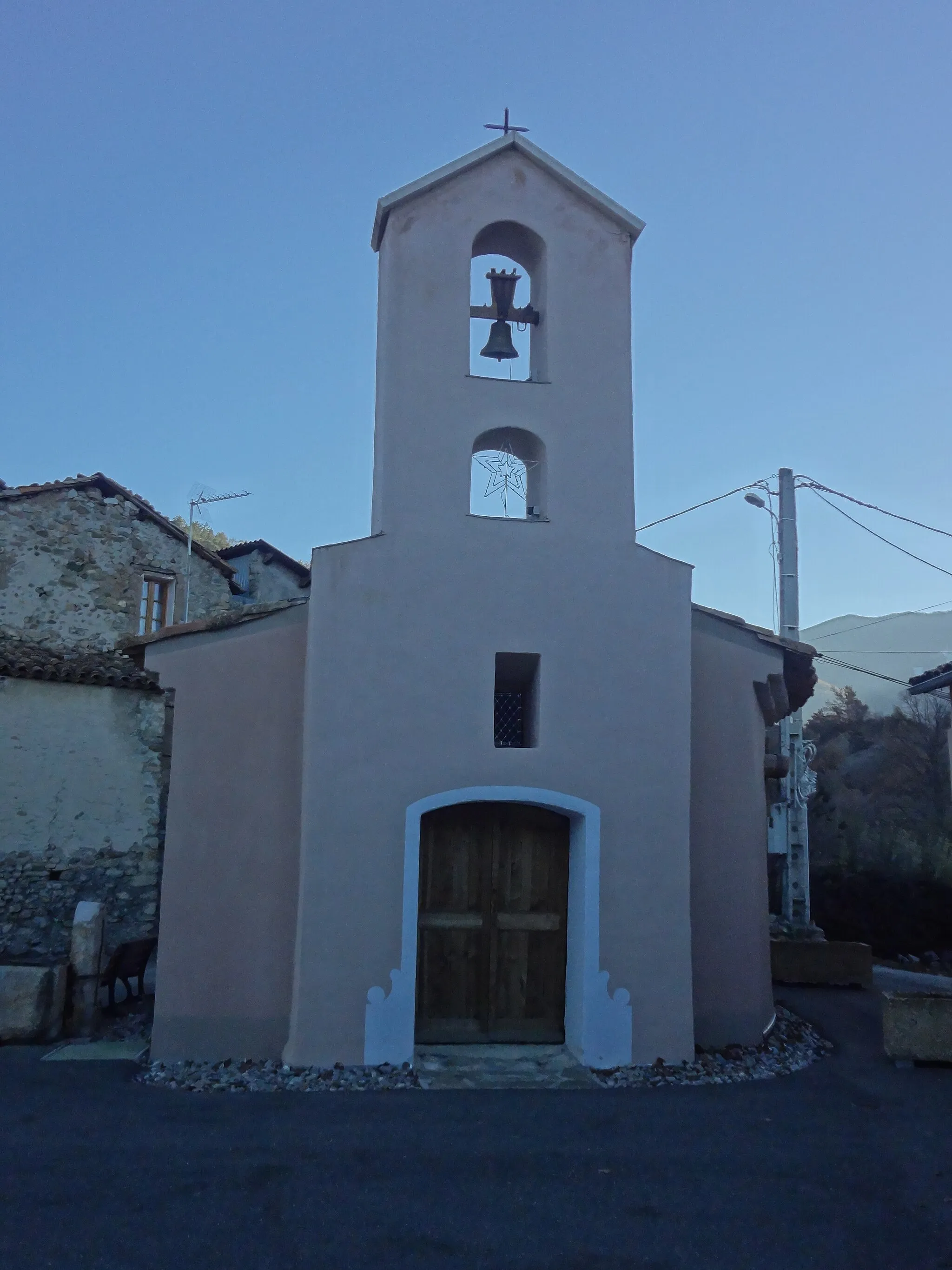 Photo showing: Façade de la chapelle Notre-Dame de la Visitation du hameau des Roches, à Claret