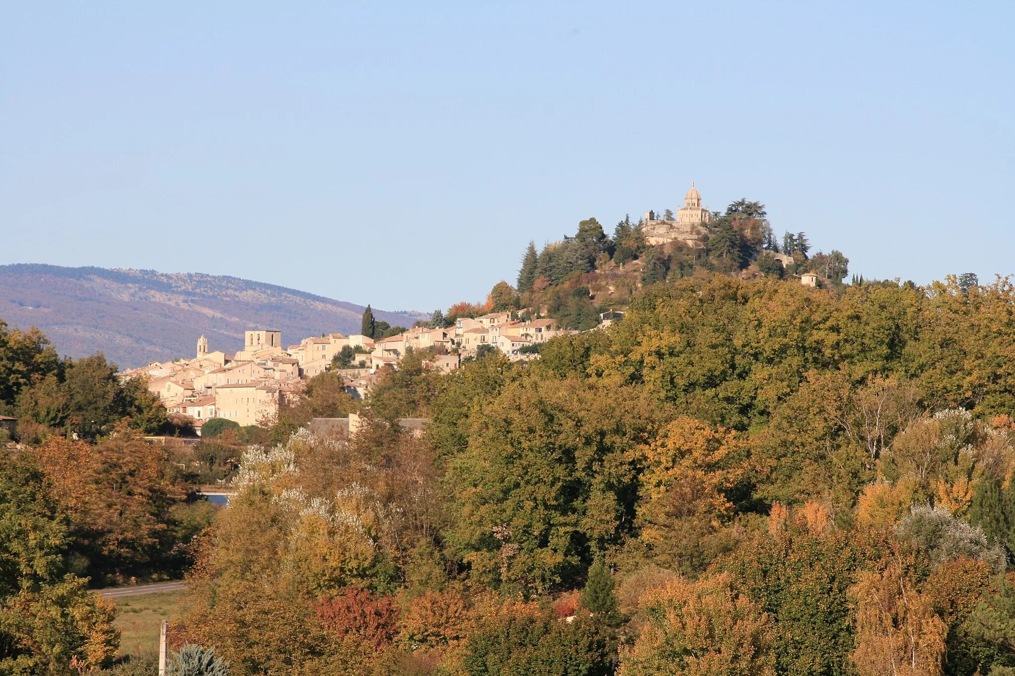 Photo showing: Town of Forcalquier, as seen from Mane.