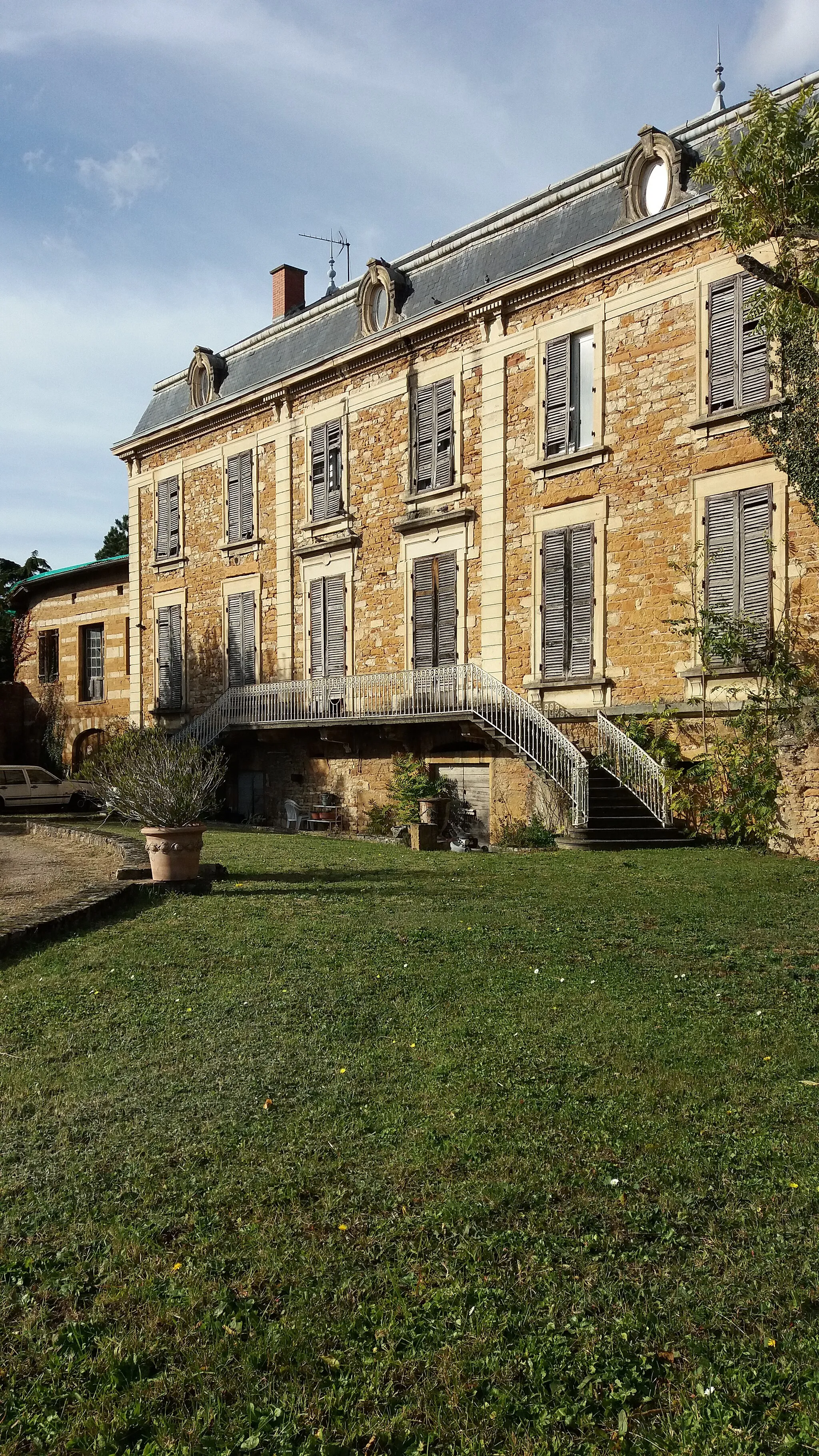 Photo showing: Maison à l'angle de la route de Charnay.