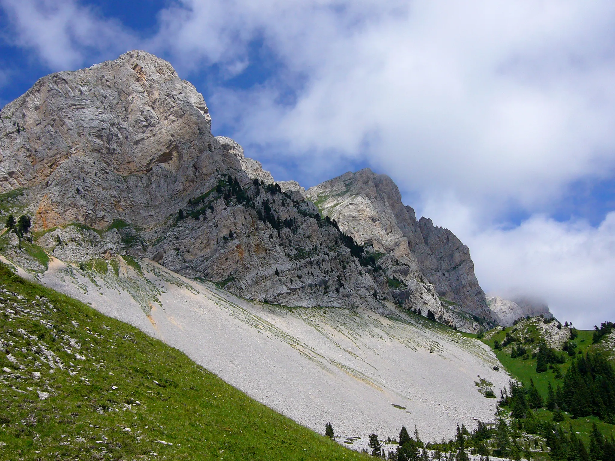 Photo showing: Below the main eastern Vercors ridge south west of Grande Moucherolle, Vercors in France.