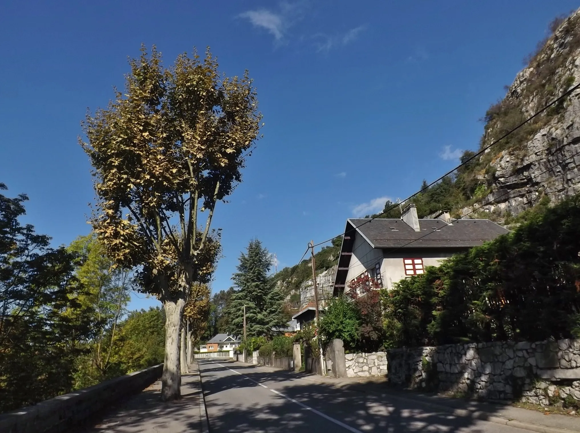 Photo showing: Sight of the Avenue d'Aix-les-Bains (or RD 991 road) coming from the city of Chambéry center ang leading to the Hauts-de-Chambéry neighborhood (heights of town), in Savoie, France.