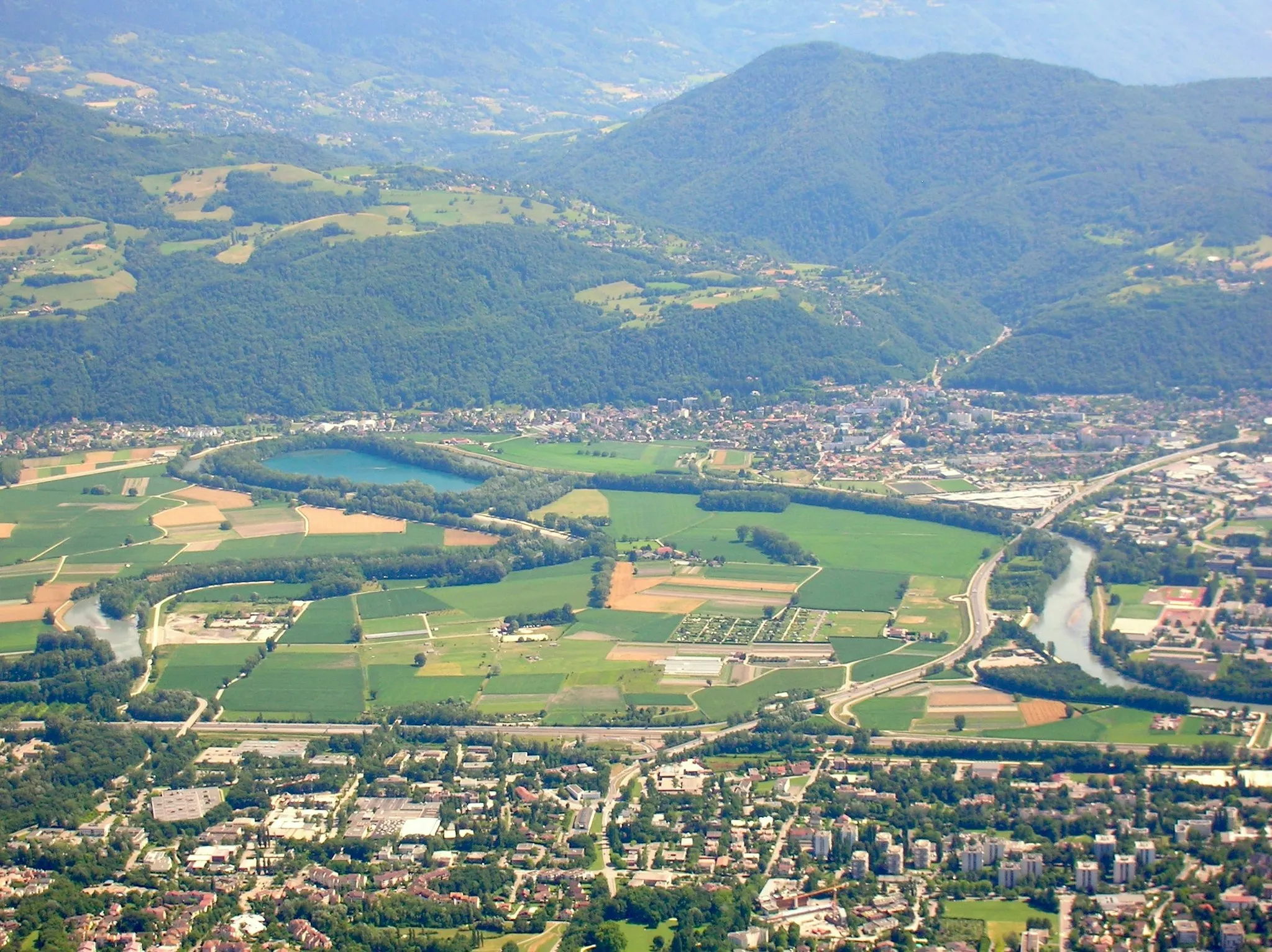 Photo showing: Vue générale de l'agglomeration grenoblois depuis le Fort St Eynard, Le Sappey-en-Chartreuse, Isère, France. En haut : Murianette, le Lac de la Taillat, Gières. En bas : Meylan.