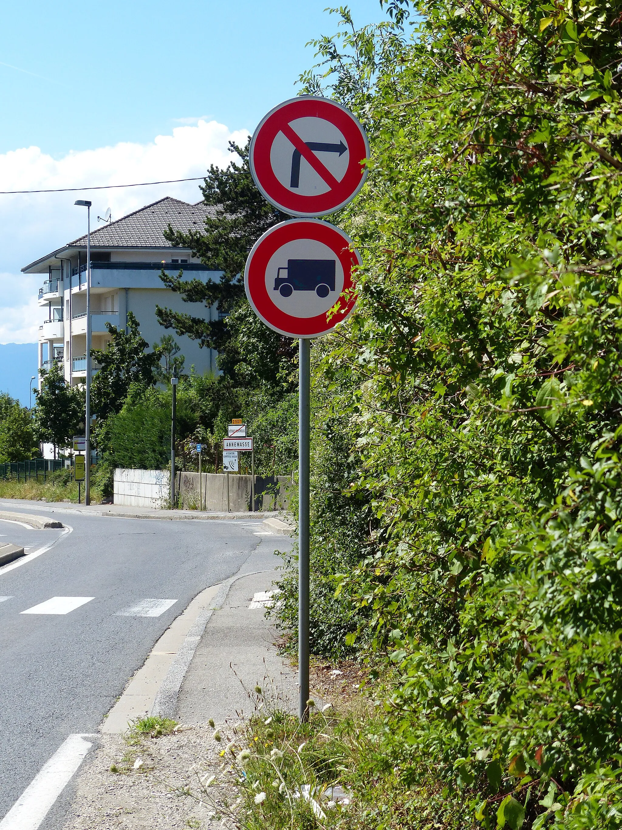 Photo showing: Panneaux B2b et B8 à Vétraz-Monthoux, Haute-Savoie, France.