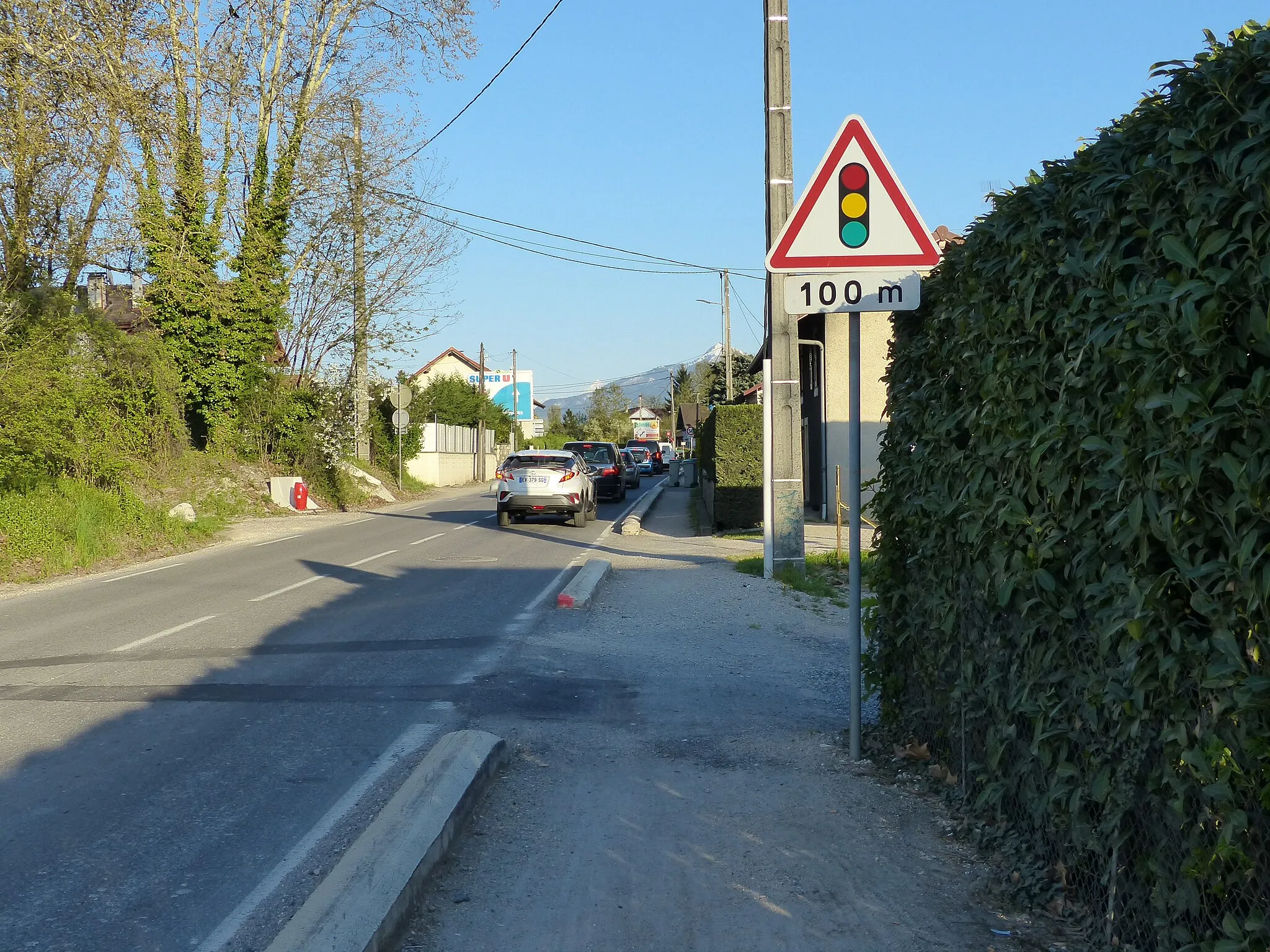 Photo showing: Panneau A17 et panonceau M1, route de Taninges, Vétraz-Monthoux, Haute-Savoie, France.