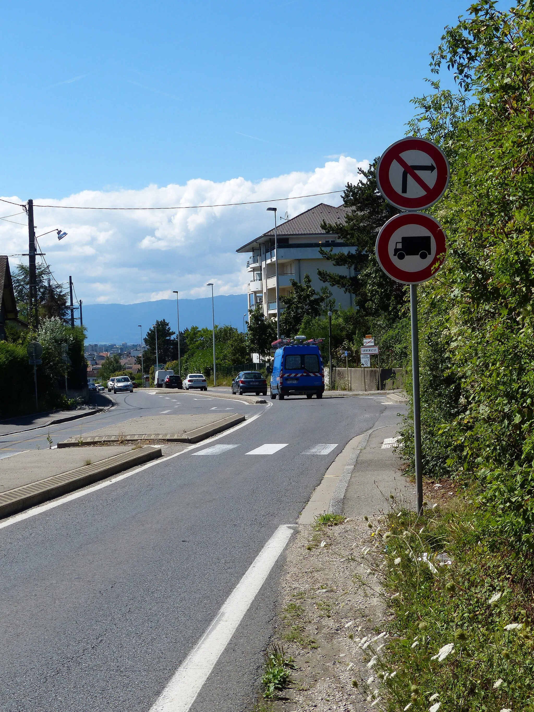 Photo showing: Panneaux B2b et B8 sur la D907 à Vétraz-Monthoux