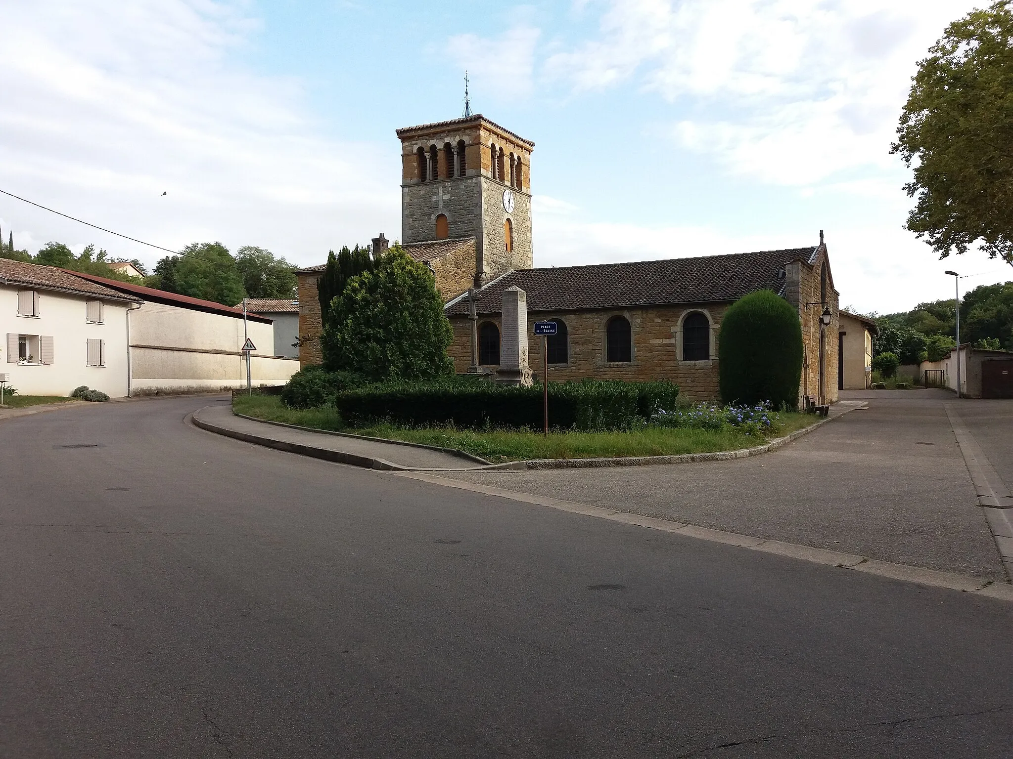 Photo showing: Place de l'Église, avec le monument aux morts, la croix et l'église.
