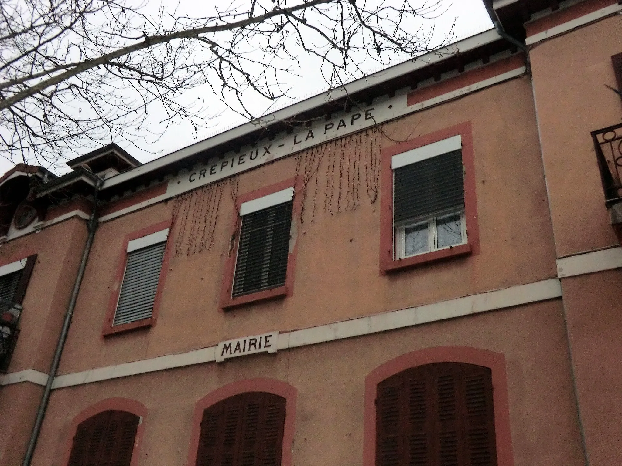 Photo showing: Town hall of Crépieux-la-Pape.