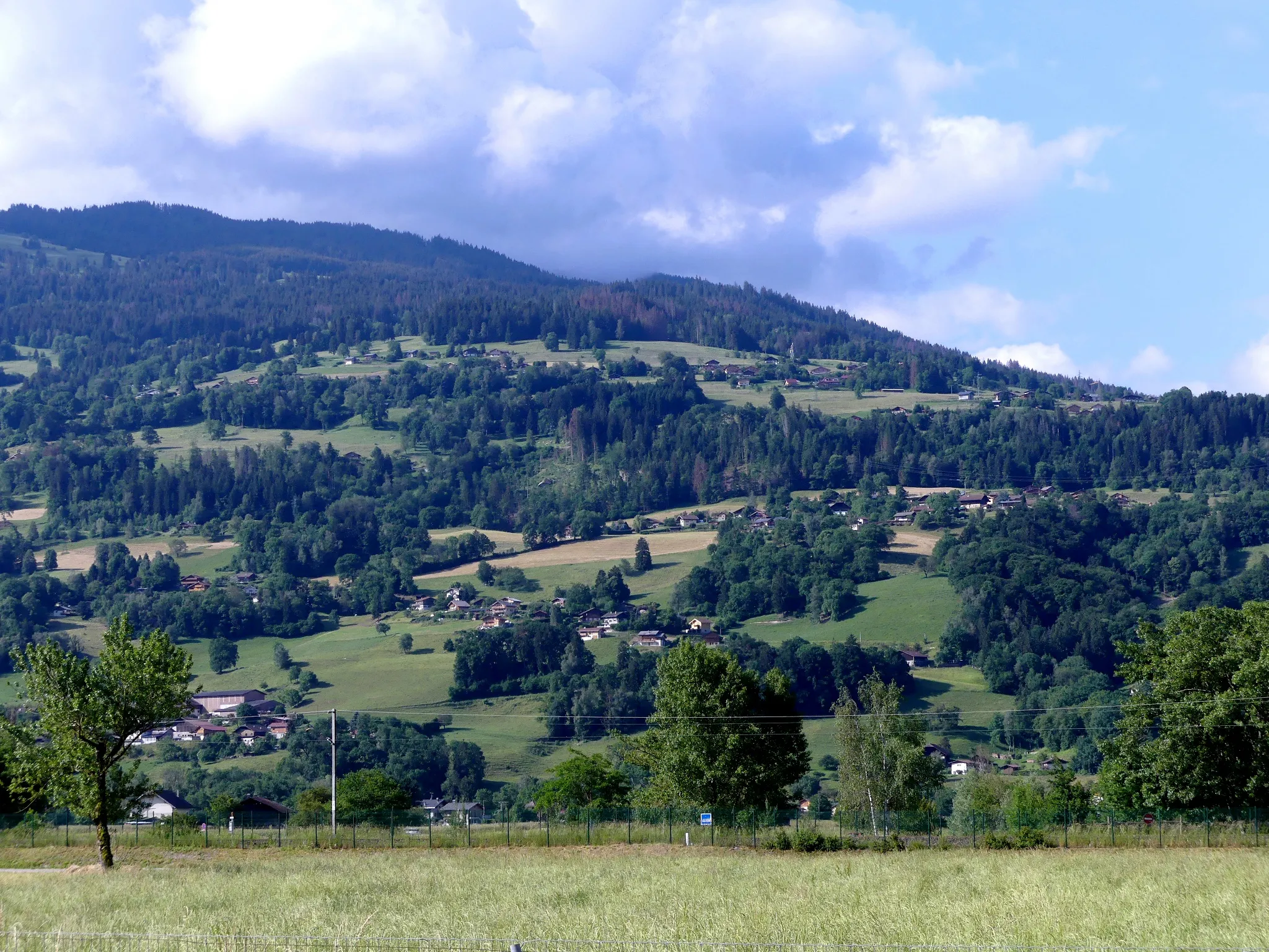 Photo showing: Sight, in the morning from the surroundings of Sallanches, towards the heights of Domancy and Combloux, in Haute-Savoie, France.