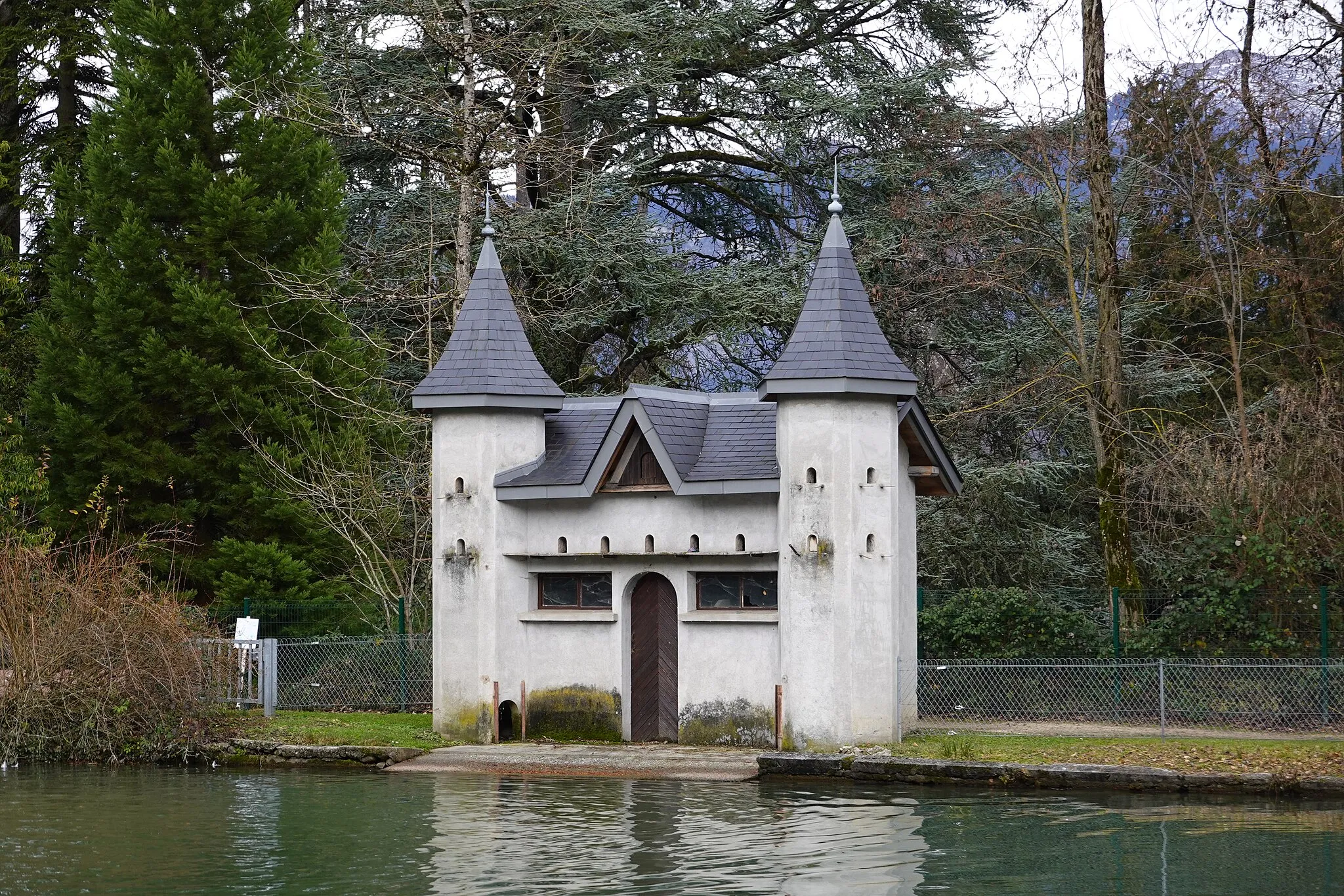 Photo showing: Abri pour oiseaux @ Parc Cohendier @ Saint-Pierre-en-Faucigny