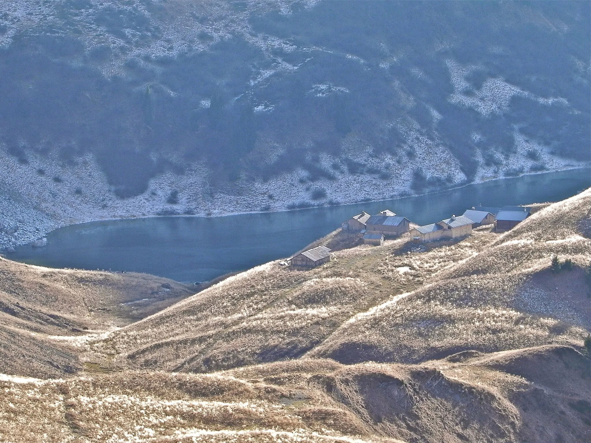 Photo showing: Rochers de Lechaux  - Lac de Lessy