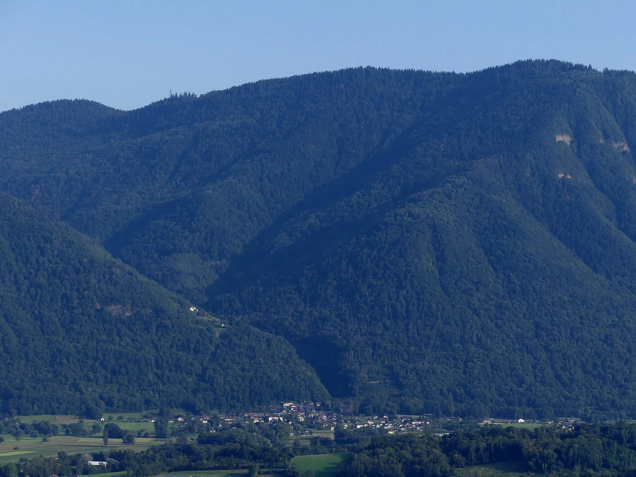Photo showing: Sight, in the evening from the surroundings of Miolans castle, of Chamoux-sur-Gelon village and neighborhood, in Savoie, France.