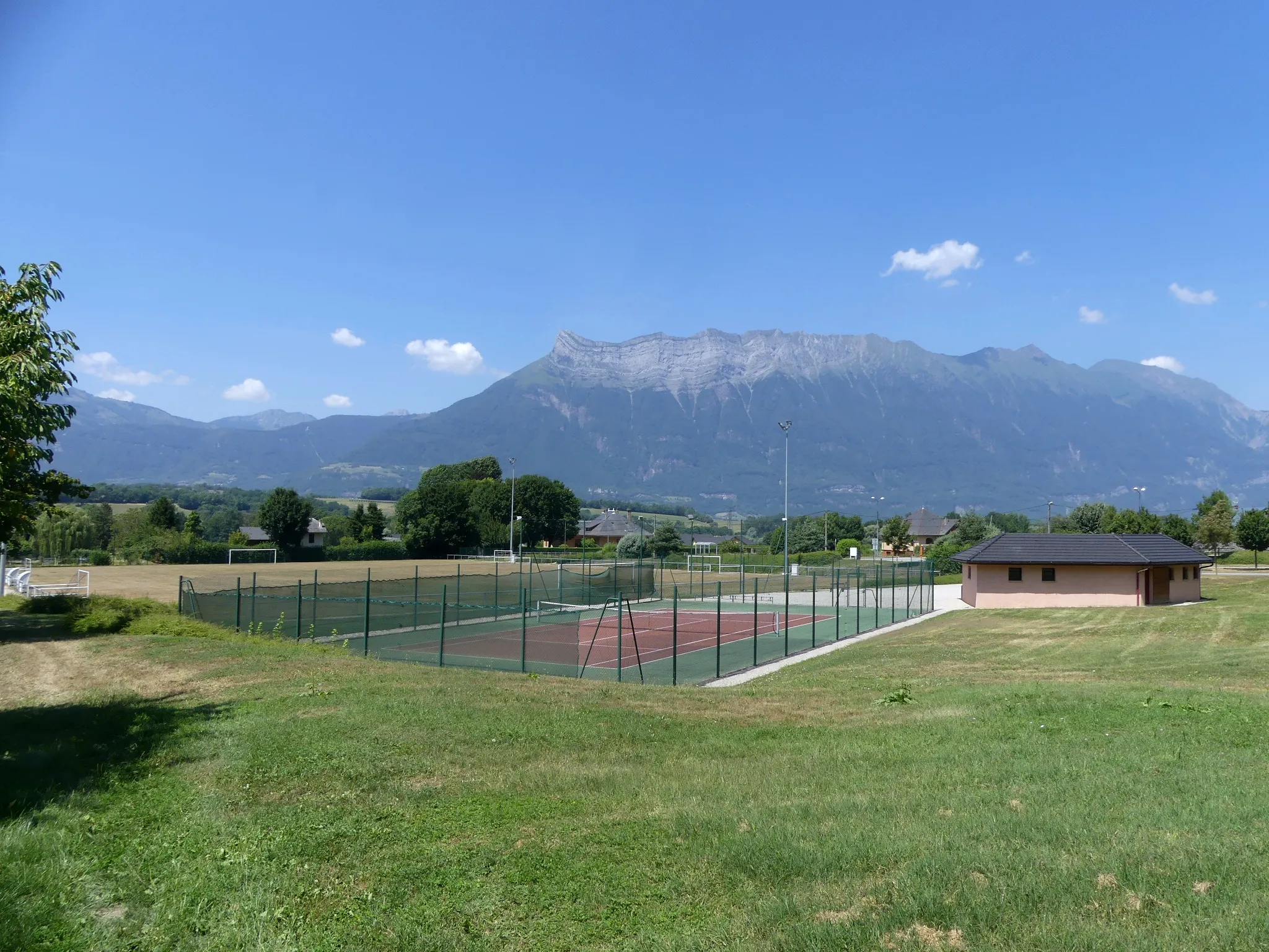 Photo showing: Sight of the sport fields of Chamoux-sur-Gelon, in Savoie, France.
