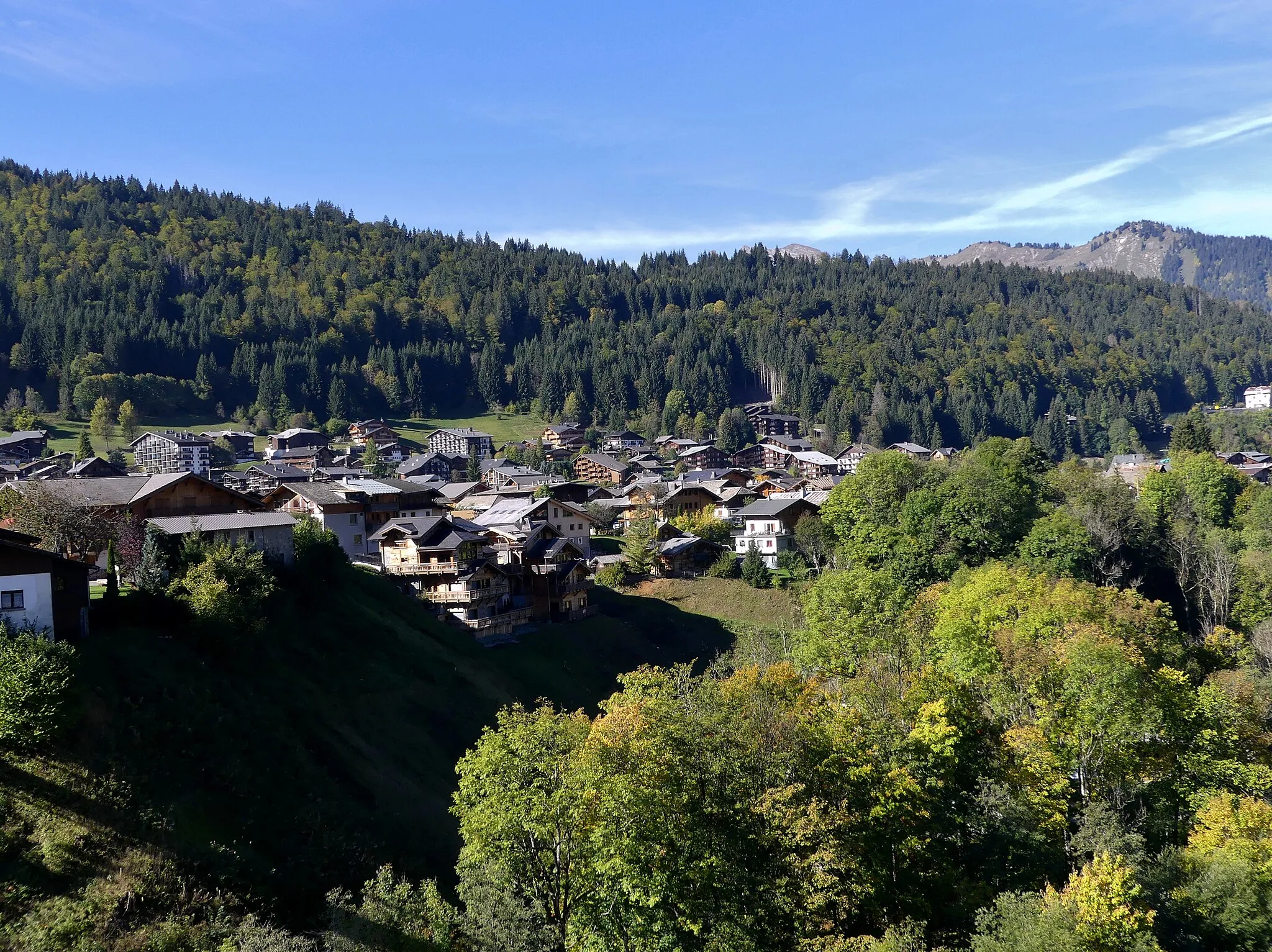 Photo showing: Sight, in autumn from the footbridge, of western side of Morzine resort, in Haute-Savoie, France.
